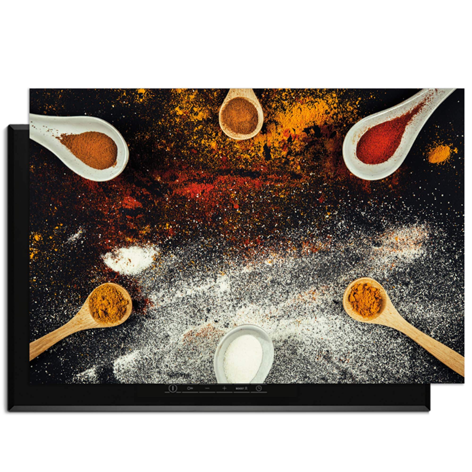 Spice Fusion - Herdabdeckplatte mit bunten Gewürzen und Holzlöffeln auf einem Hintergrund.