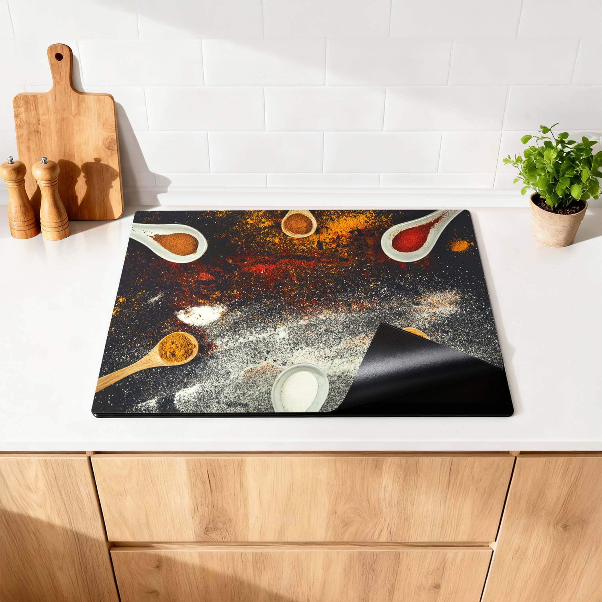 Spice Fusion - Herdabdeckplatte mit bunten Gewürzen auf einer Arbeitsplatte.