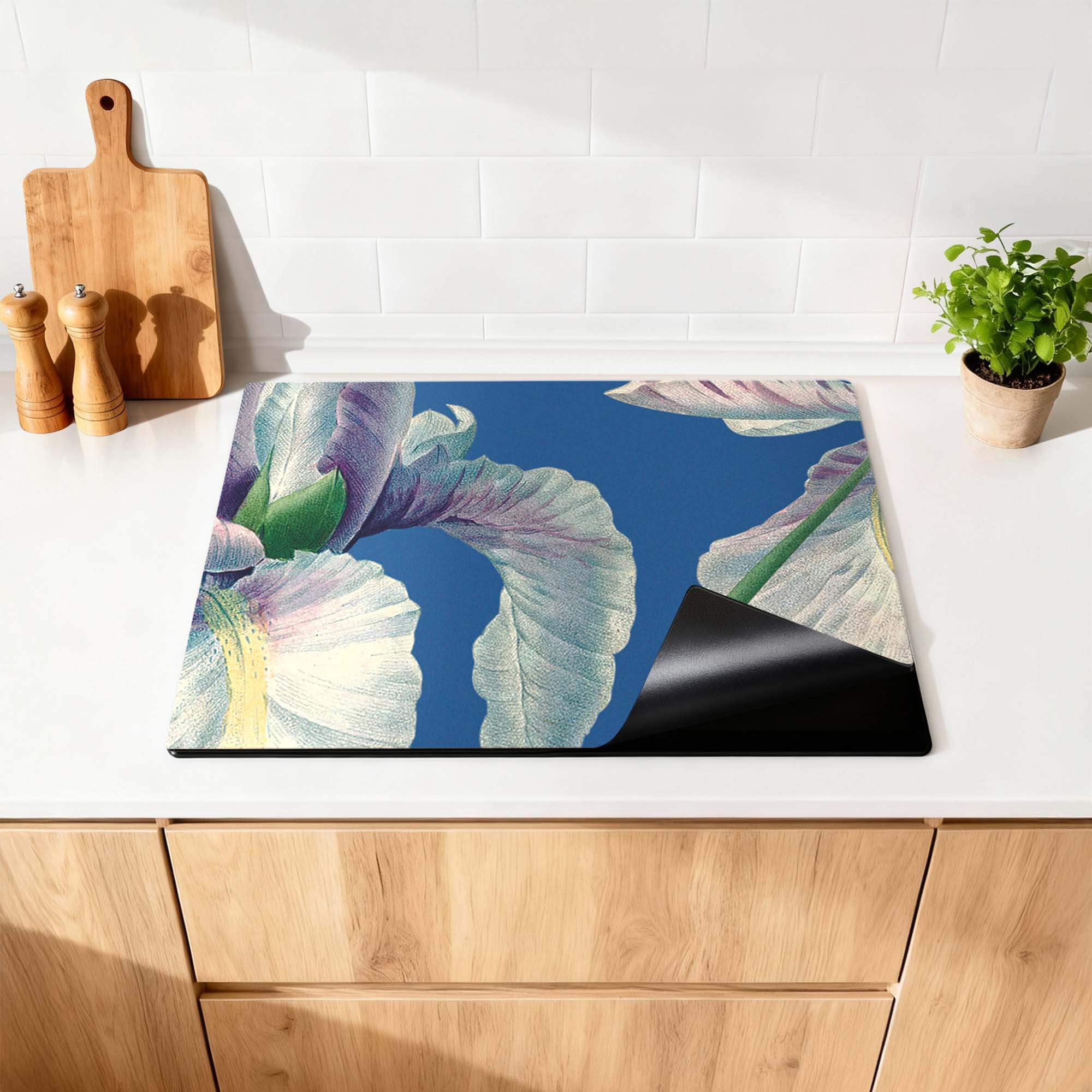 Blue Iris Grace - Herdabdeckplatte mit blauen Schwertlilien auf einem eleganten Hintergrund.