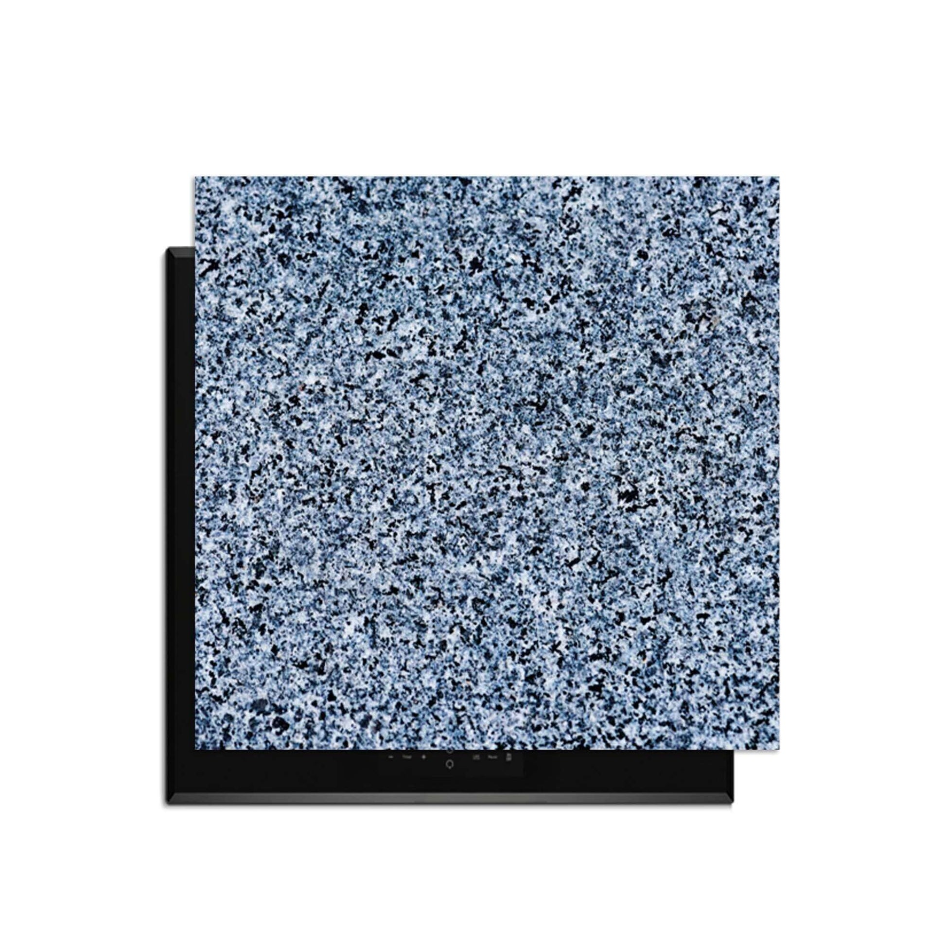 Baltischer Granit - Herdabdeckplatte auf einem Induktionskochfeld, stilvolle Granitoptik.