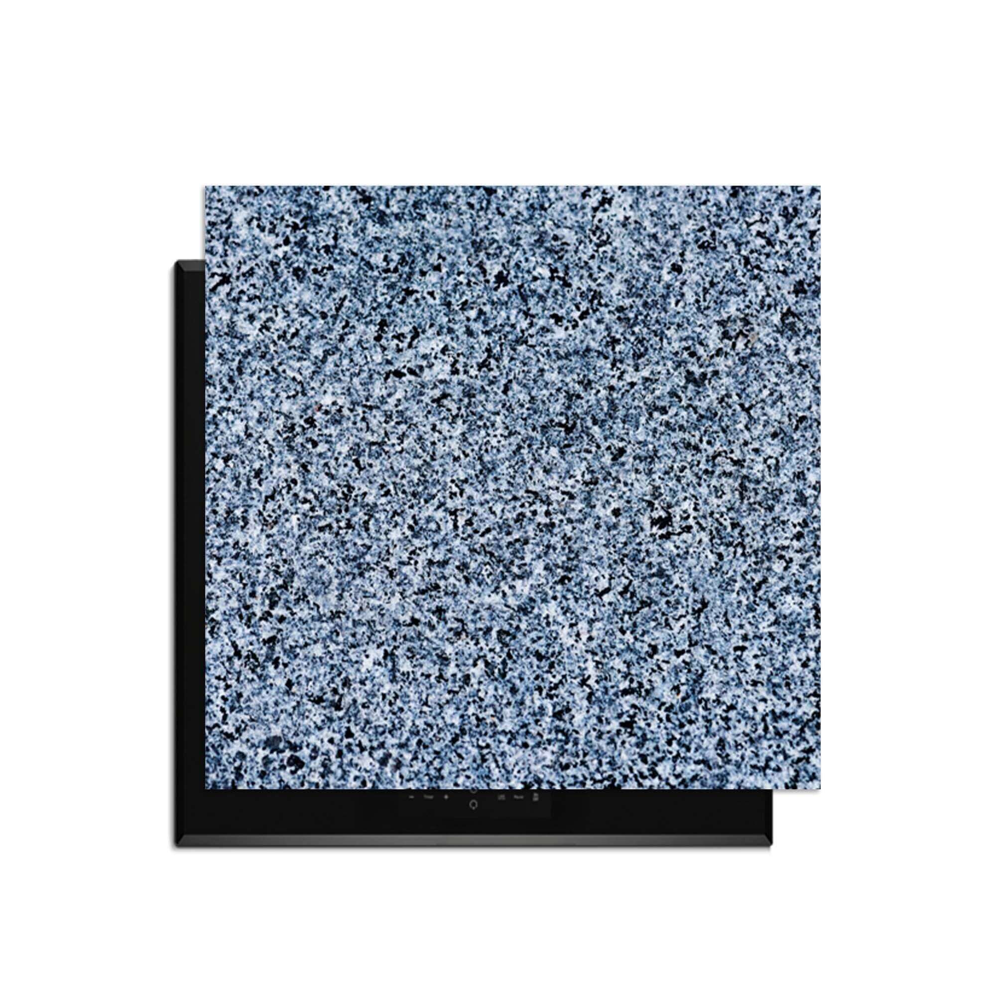 Baltischer Granit - Herdabdeckplatte auf einem Induktionskochfeld, stilvolle Granitoptik.