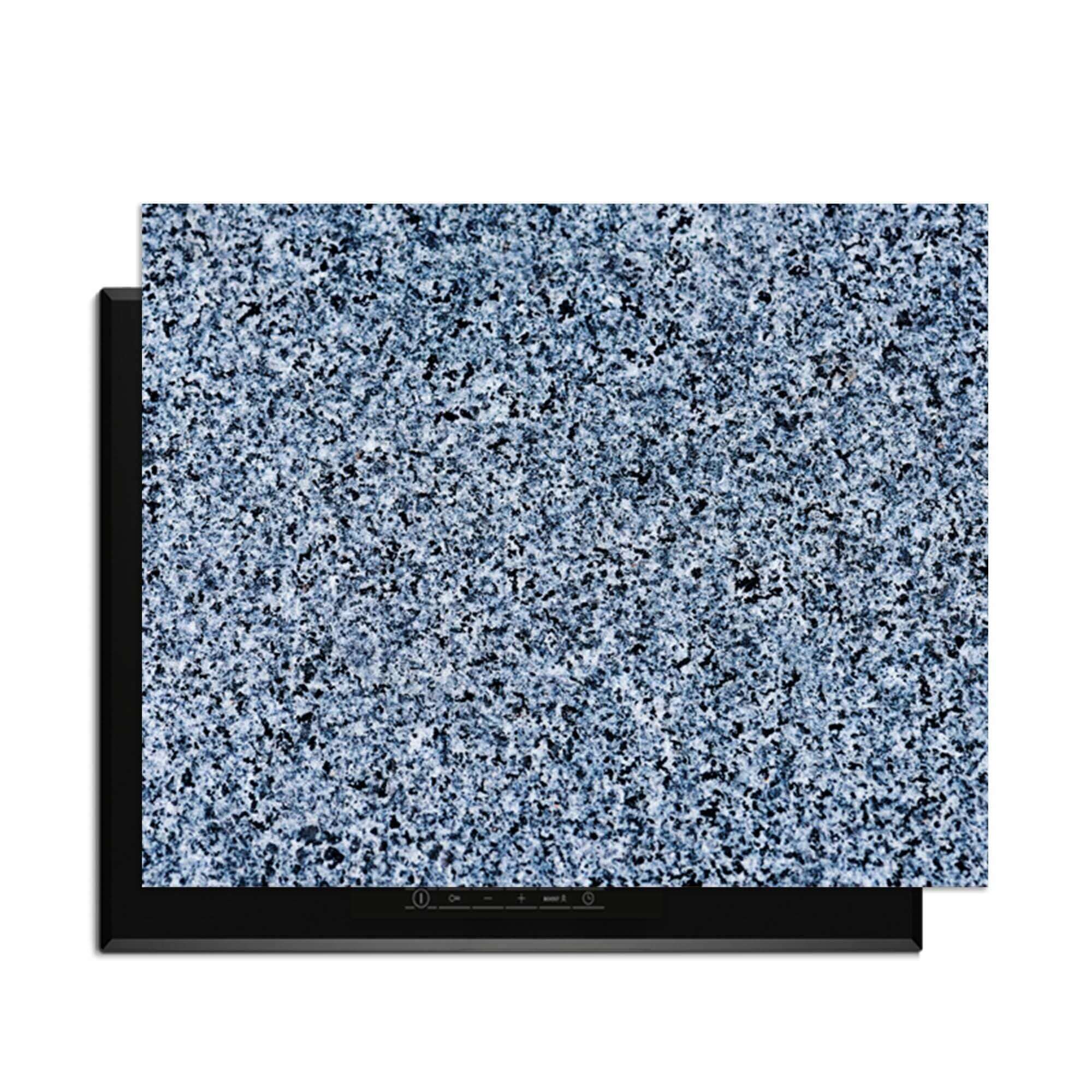Baltischer Granit - Herdabdeckplatte auf einem Induktionskochfeld, stilvoll und elegant.