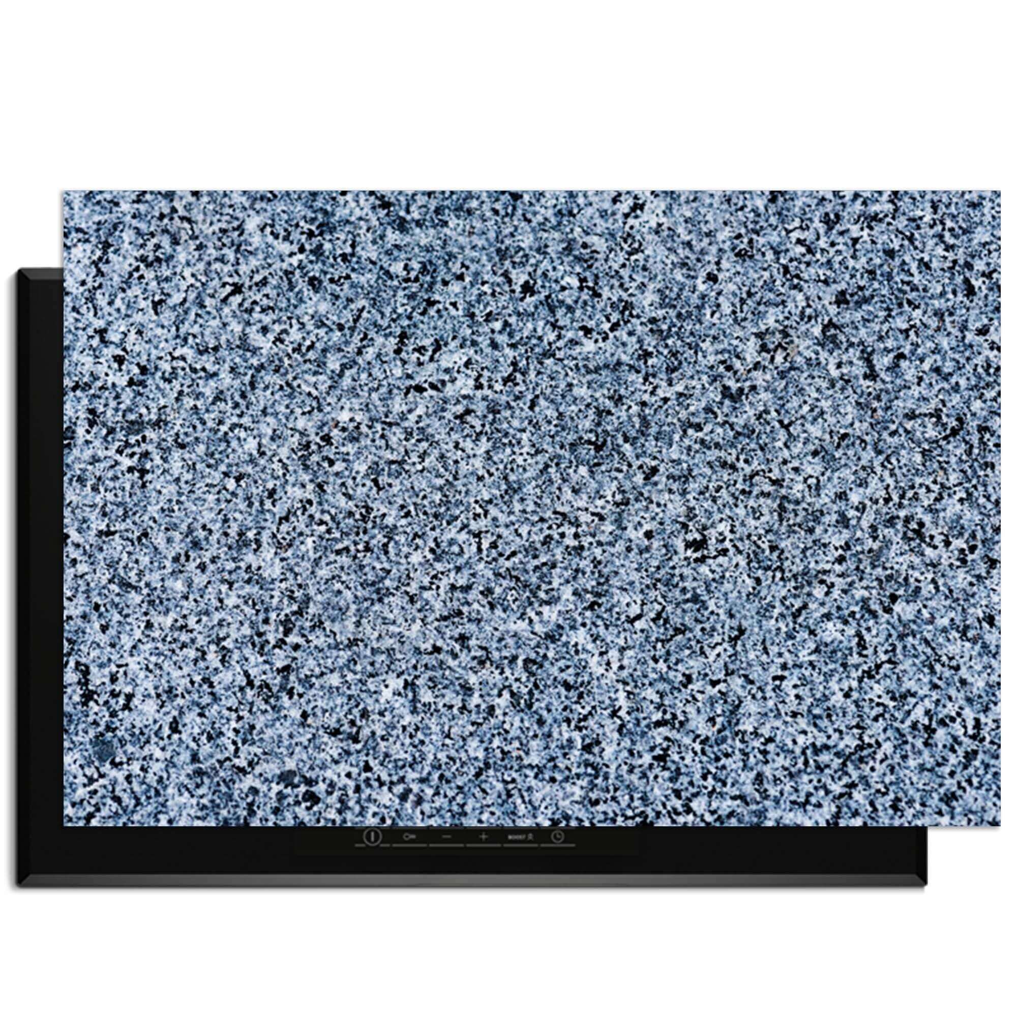 Baltischer Granit - Herdabdeckplatte auf einem Induktionskochfeld, elegante Granitoptik in der Küche.