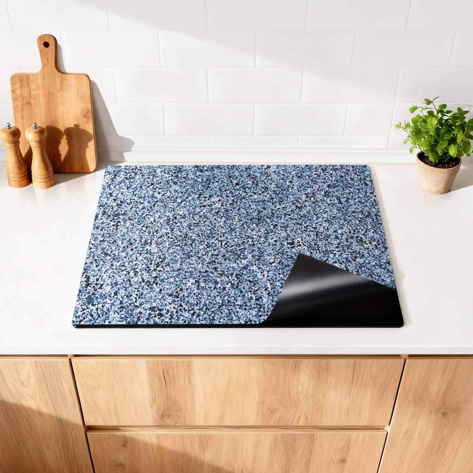 Baltischer Granit - Herdabdeckplatte auf einer modernen Küchenarbeitsplatte mit einem eleganten Aussehen.