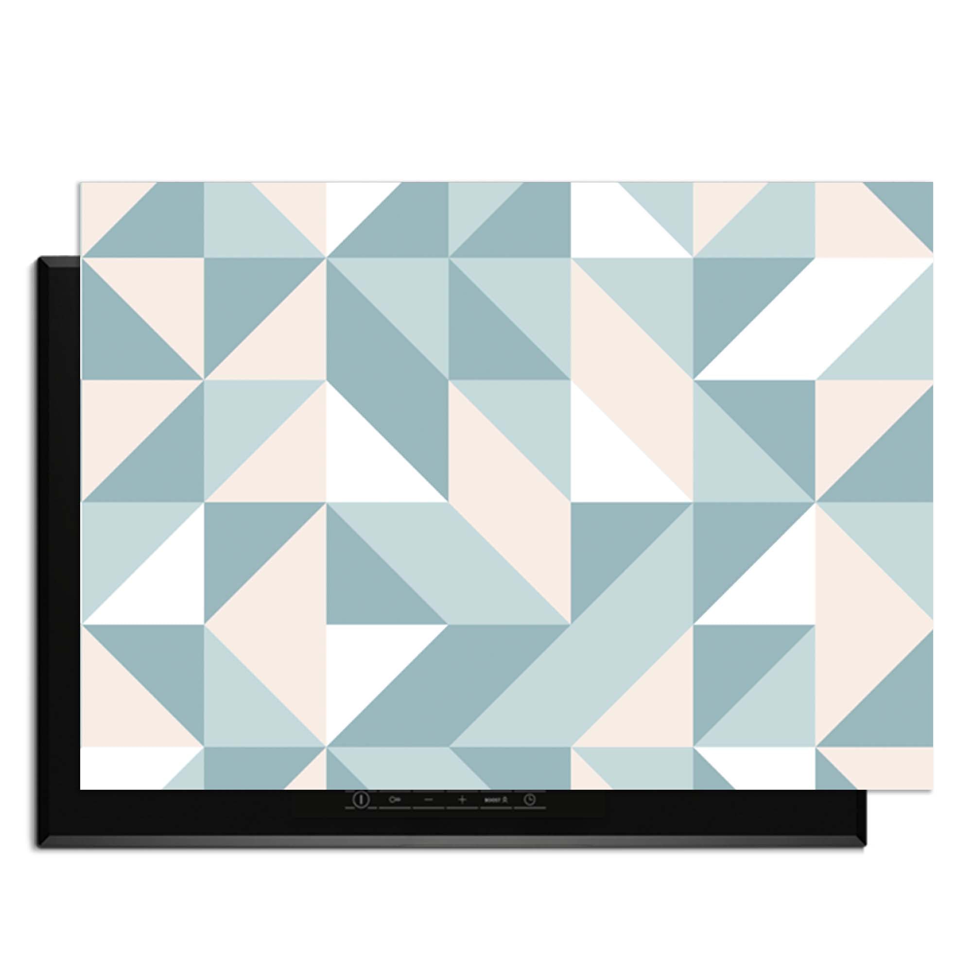 Pastel Triangles - Herdabdeckplatte mit einem verspielten geometrischen Muster in sanften Pastellfarben.
