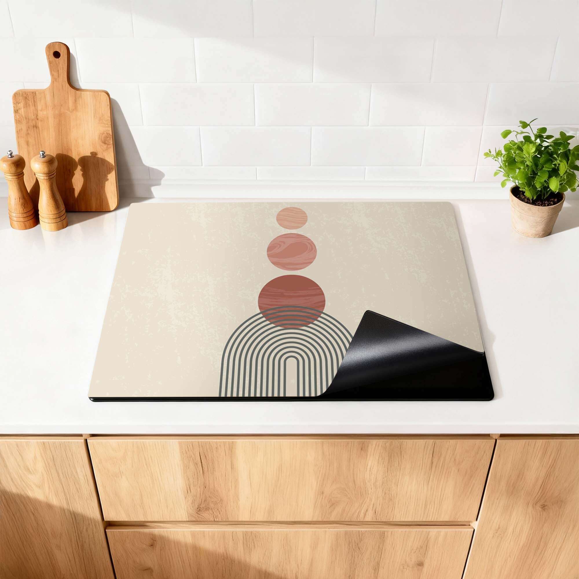 Zen Circles - Japandi Herdabdeckplatte mit warmen Tönen und grafischen Kreisen auf dem Küchentisch.