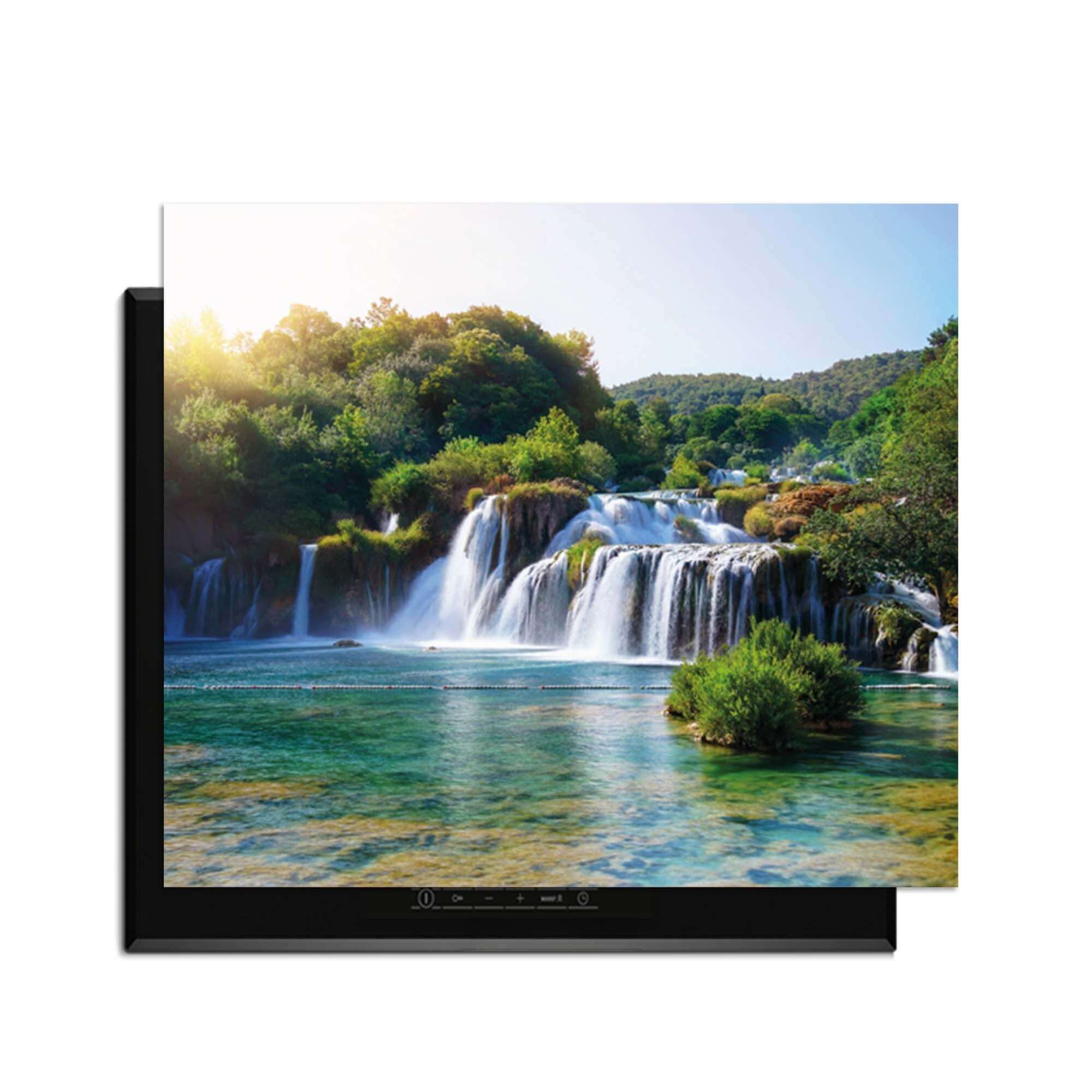 Whispering Falls - Herdabdeckplatte mit einem ruhigen Wasserfall in einer grünen Oase für eine beruhigende Küche.