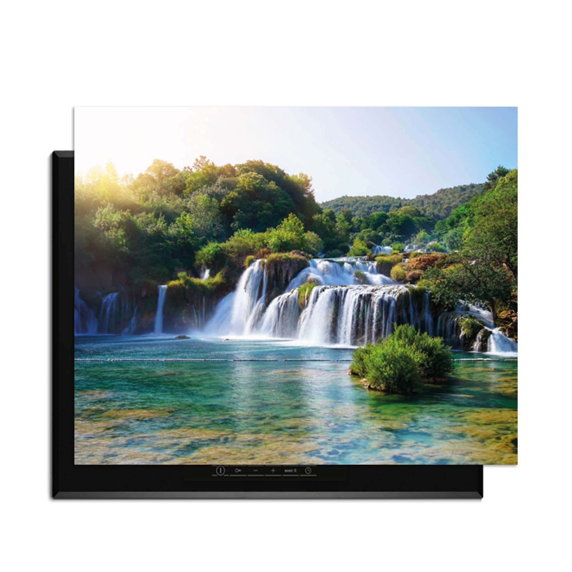 Whispering Falls - Herdabdeckplatte mit bezauberndem Wasserfall in grüner Oase für einen frischen Look in der Küche.