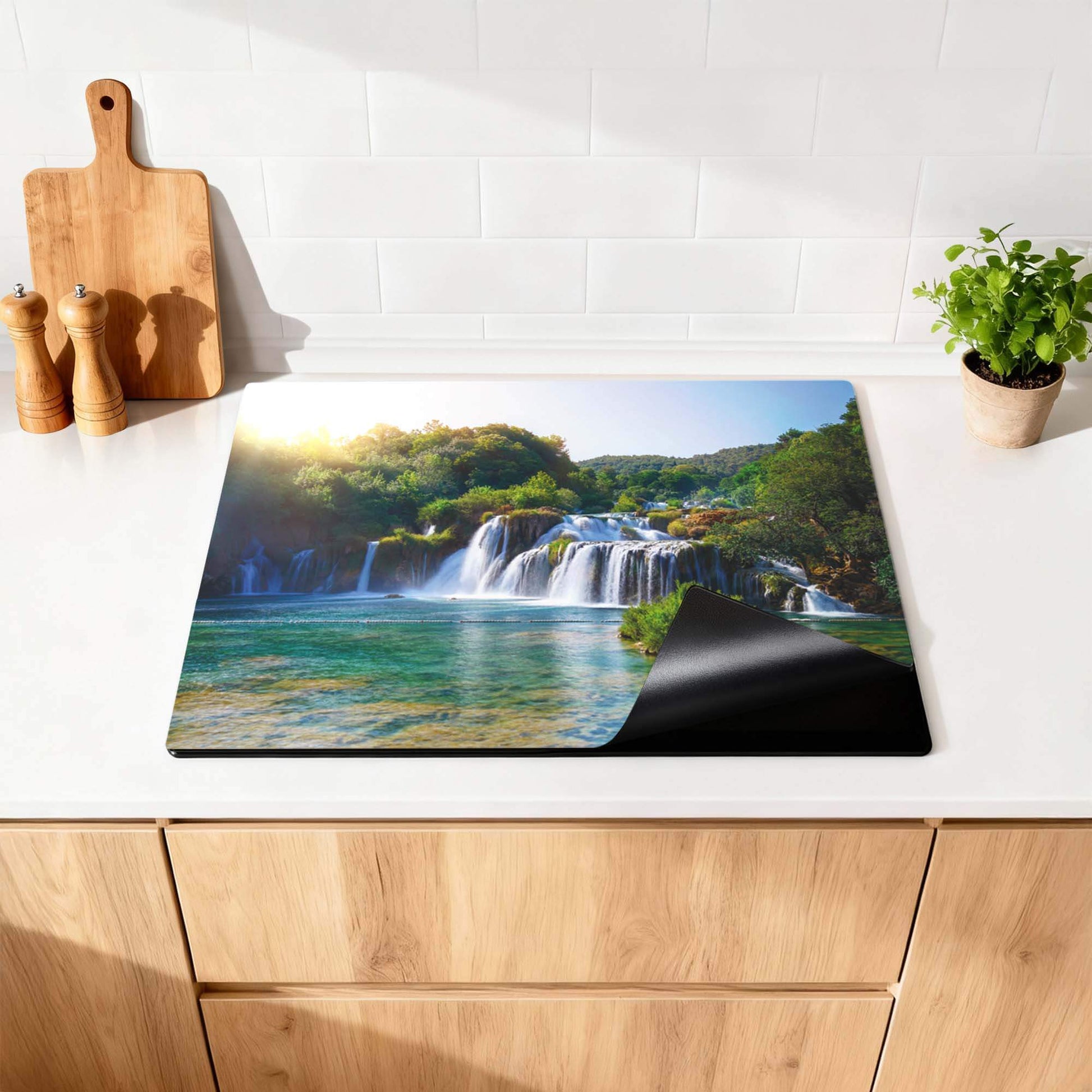 Whispering Falls - Herdabdeckplatte mit ruhigem Wasserfall auf einer Küchenarbeitsplatte.