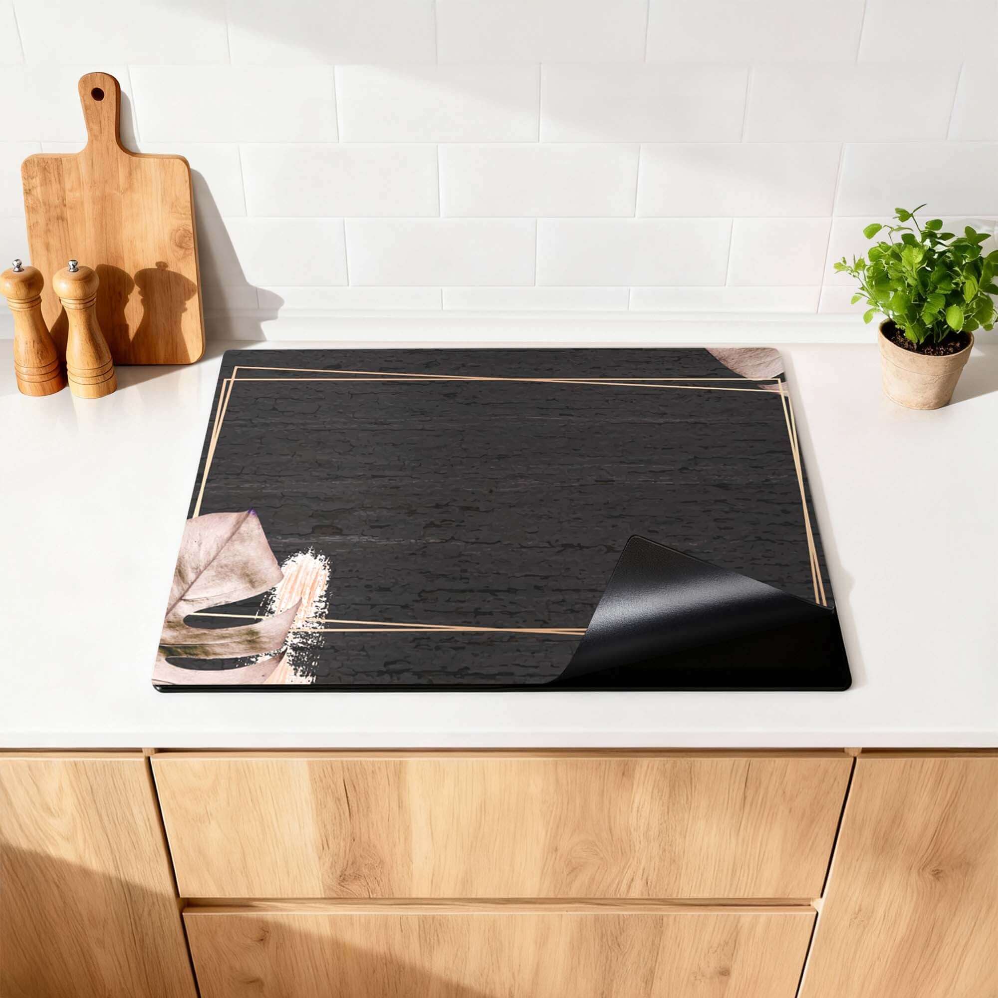 Midnight Leaves - Herdabdeckplatte mit schwarzem Hintergrund und goldenen Akzenten für luxuriöse Herdabdeckplatte.