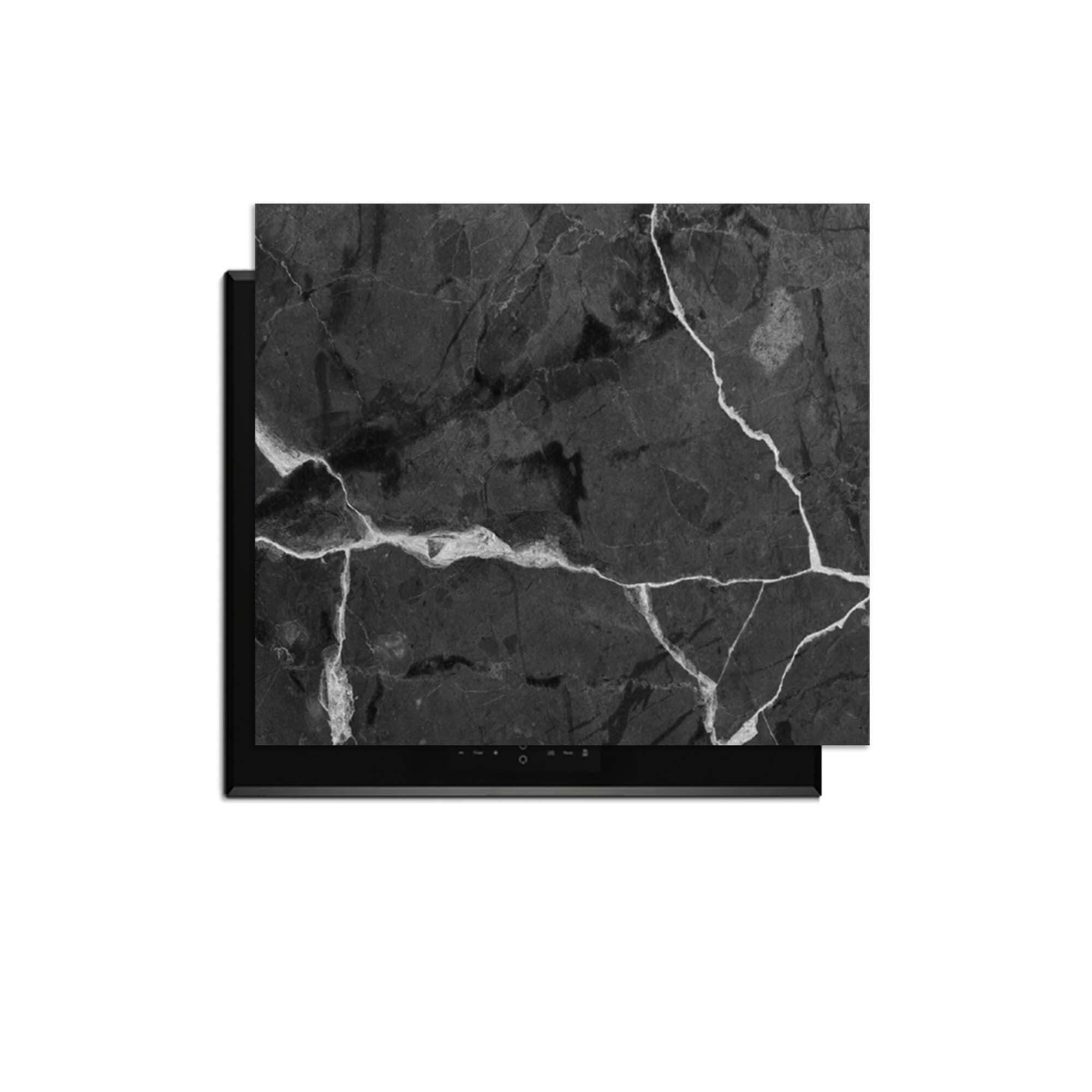 Black Marble - Herdabdeckplatte auf einem Induktionskochfeld mit stilvoller Marmoroptik.