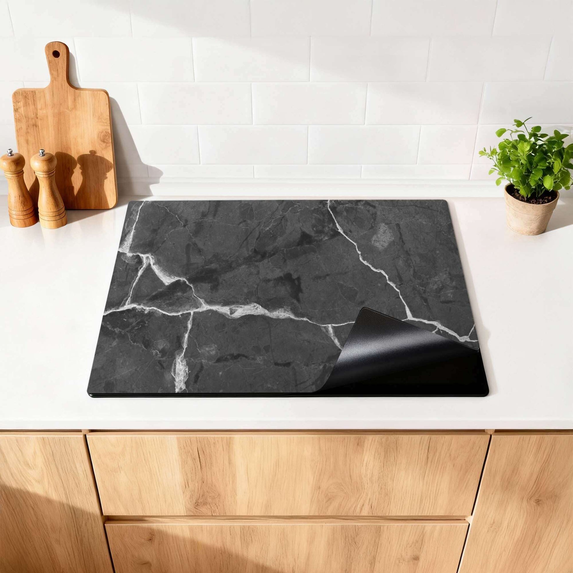 Black Marble - Herdabdeckplatte auf einer Küchenarbeitsplatte mit Marmordesign und rutschfester Beschichtung