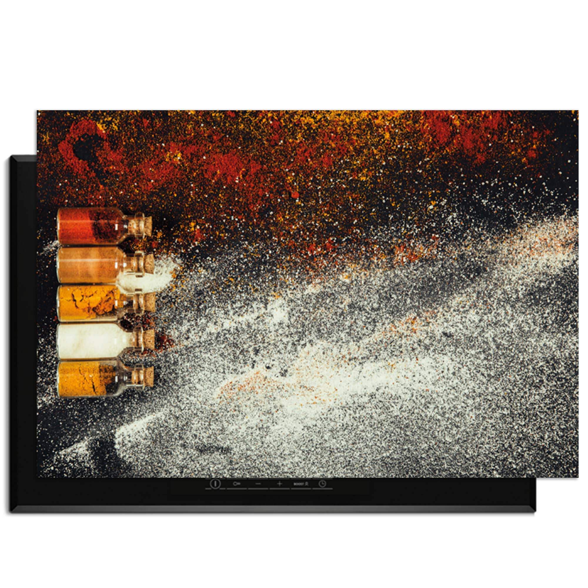 Gewürzflaschen - Herdabdeckplatte mit bunten Gewürzen auf einem Induktionskochfeld.