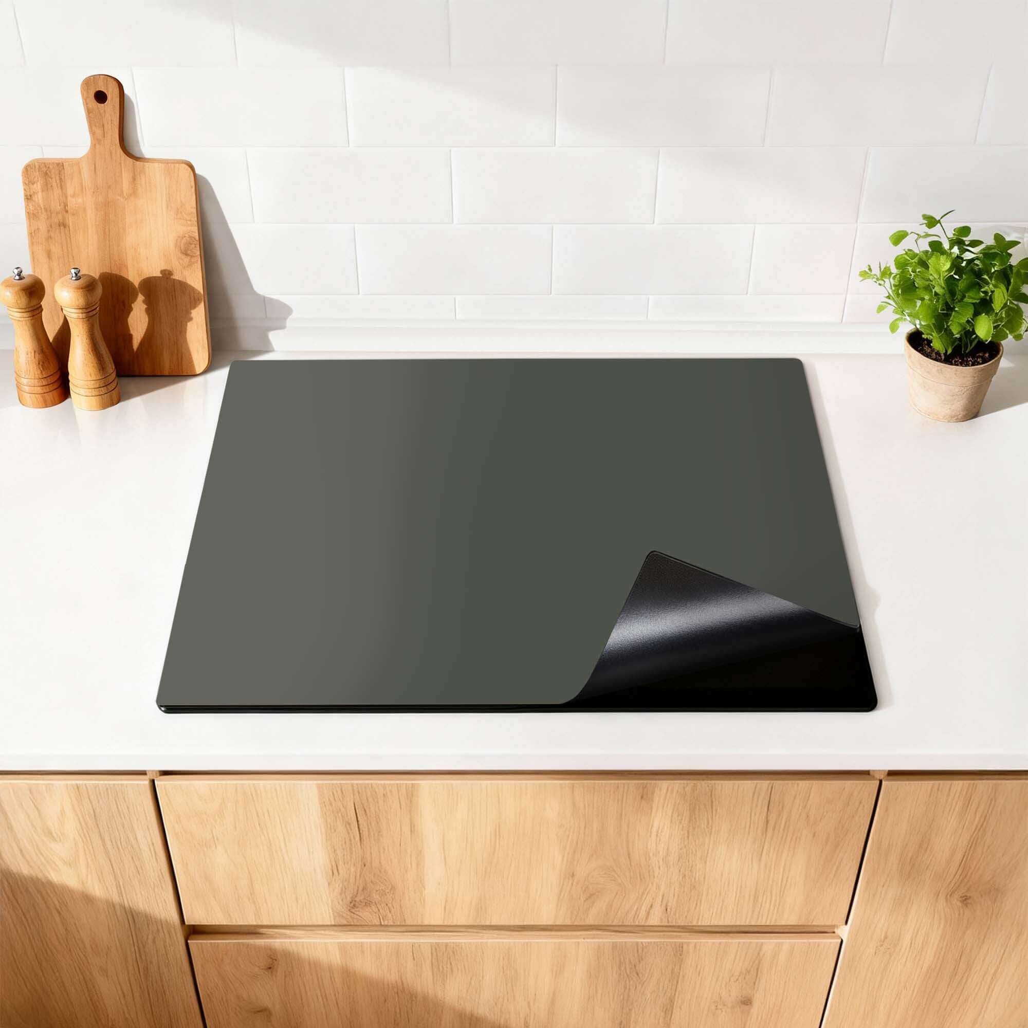Kletternder Efeu - Herdabdeckplatte auf einer modernen Küchenarbeitsplatte, stilvoll und funktionell für einen natürlichen Look.