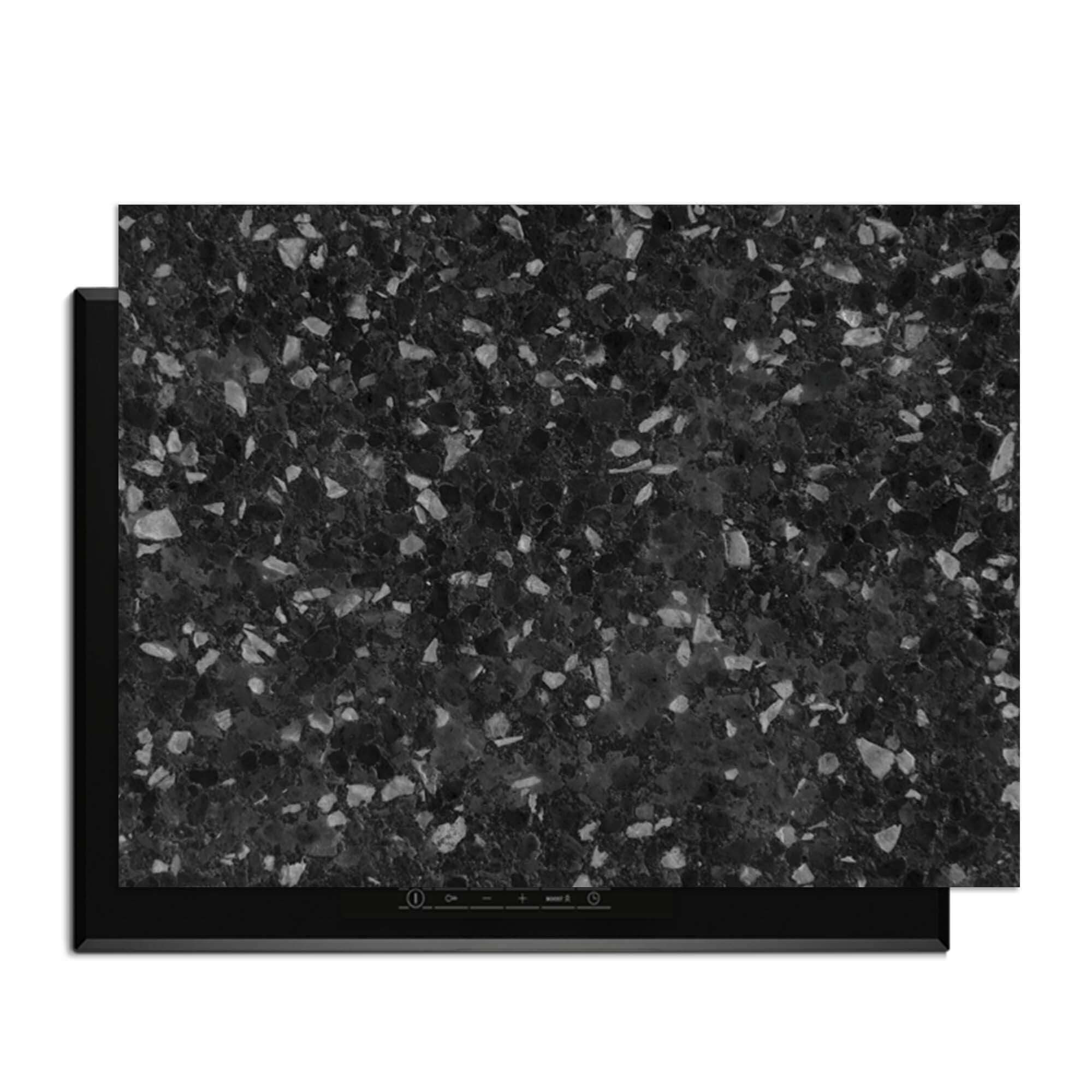 Obsidian Granite - Herdabdeckplatte mit einem kräftigen, schwarzen Granitdruck und dezenten Grautönen.