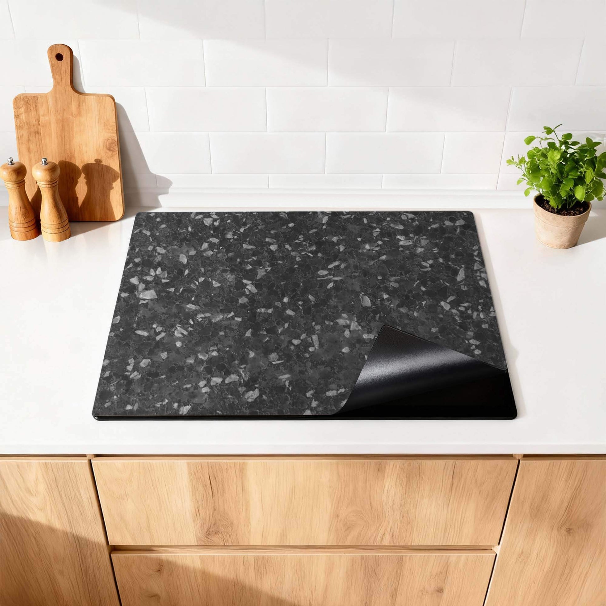 Obsidian Granite - Herdabdeckplatte auf einer modernen Küche bietet Luxus und Stil mit einem kühnen Granitdruck.