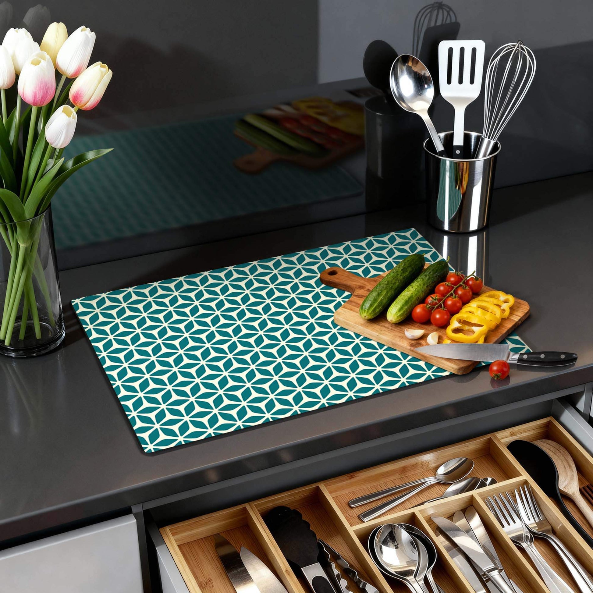 Emerald Bloom - Herdabdeckplatte mit geometrischem Blumendesign auf dem Küchentisch, Gemüse und Blumen.