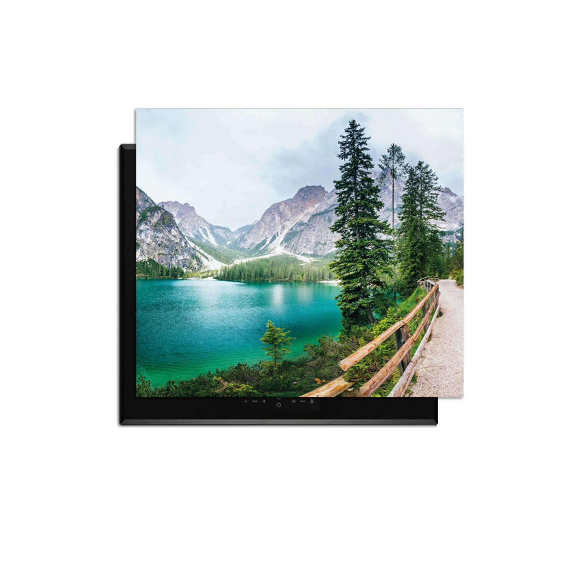 Emerald Lake Serenity - Herdabdeckplatte mit idyllischen Grüntönen und ruhigen Bergen.