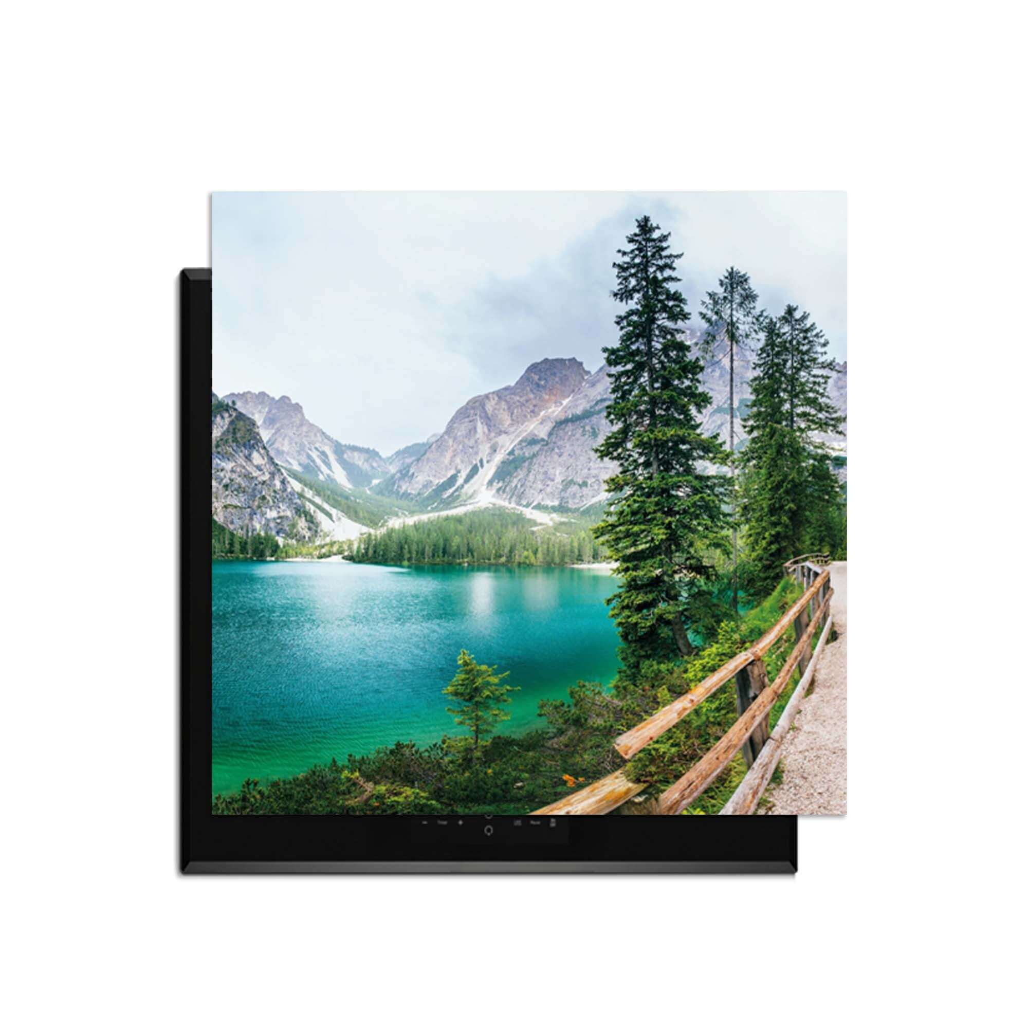Emerald Lake Serenity - Herdabdeckplatte mit einer wunderschönen Naturansicht eines Bergsees und grünen Bäumen.