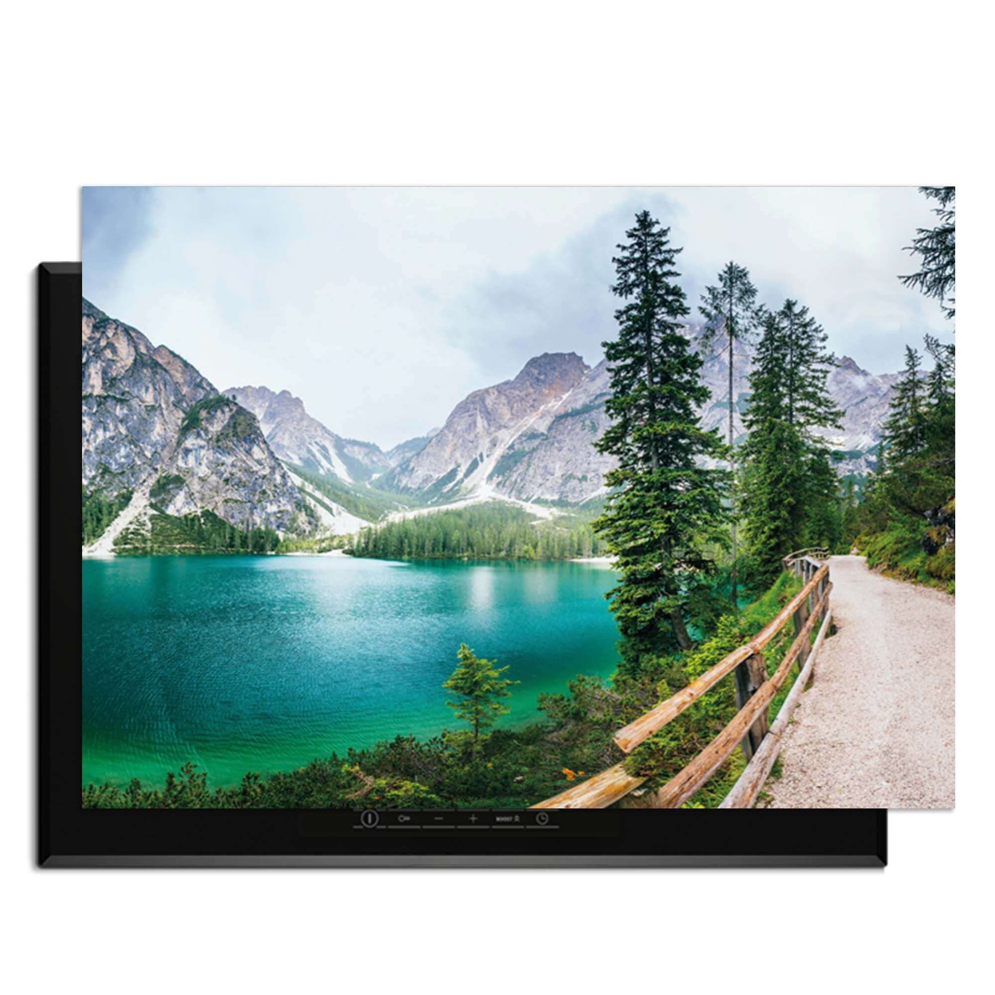 Emerald Lake Serenity - Herdabdeckplatte mit Blick auf einen ruhigen Bergsee und grüne Natur.