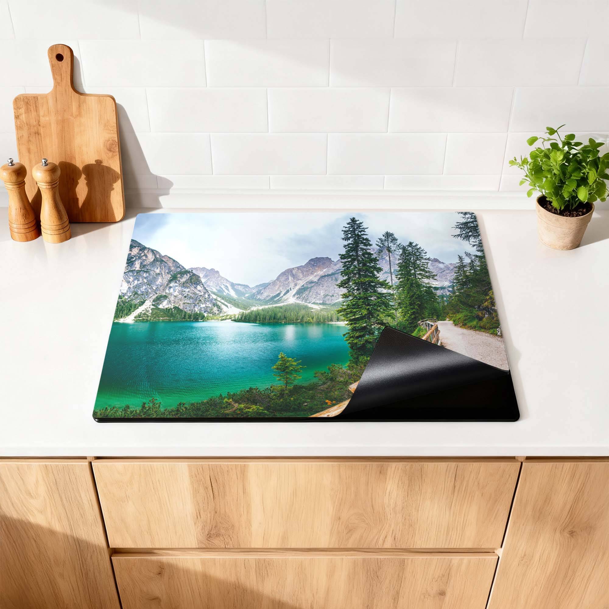 Emerald Lake Serenity - Induktionswächter auf einem Küchentisch mit einem ruhigen Bergsee und Bäumen.