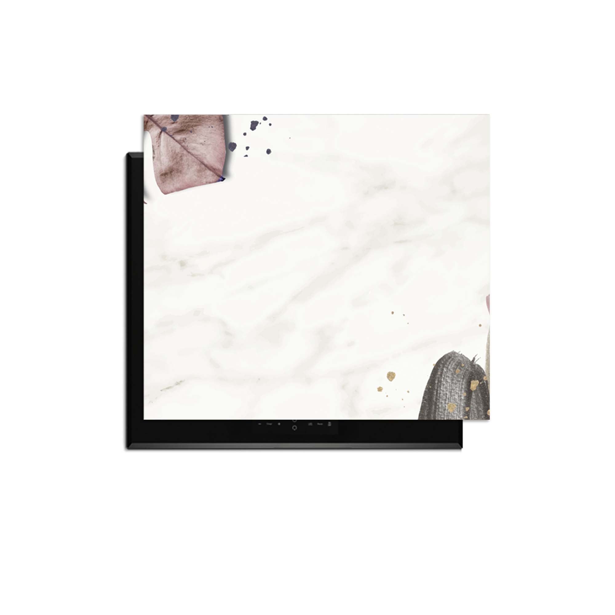 Soft Blush - Herdabdeckplatte mit minimalistischen botanischen Akzenten auf einem Marmorhintergrund.