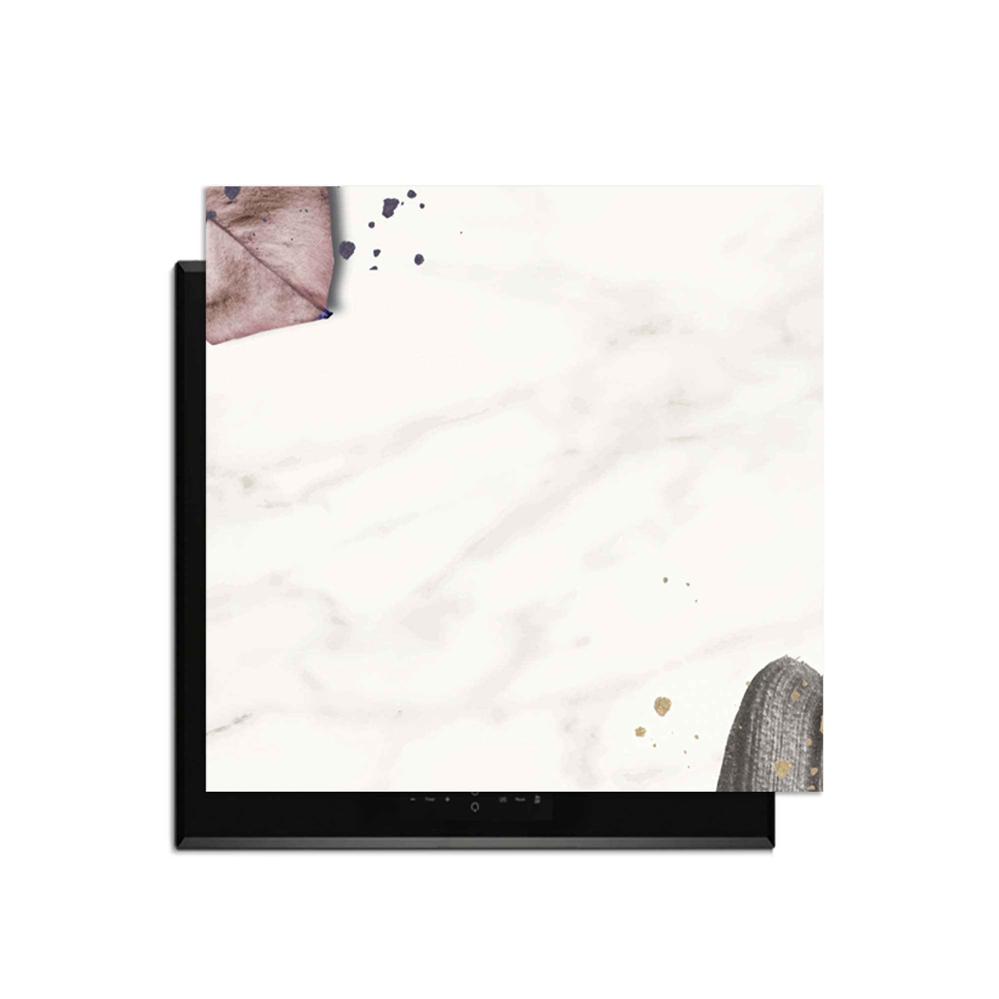 Soft Blush - Herdabdeckplatte mit botanischen Akzenten auf weißem Hintergrund.
