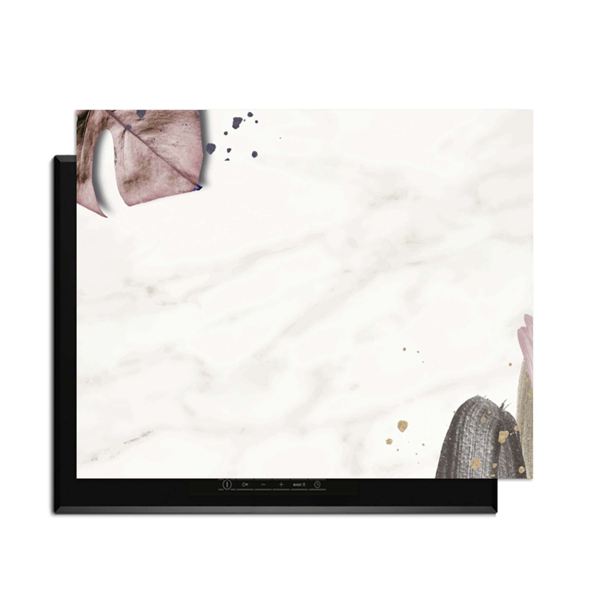 Soft Blush - Herdabdeckplatte mit botanischen Akzenten auf einem marmornen Hintergrund.