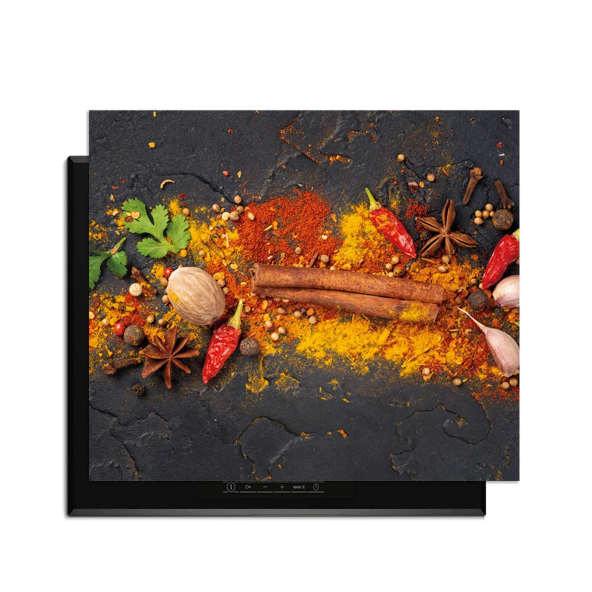 Spice Canvas - Herdabdeckplatte mit buntem Gewürzmotiv auf anthrazitfarbenem Hintergrund und Gewürzen.