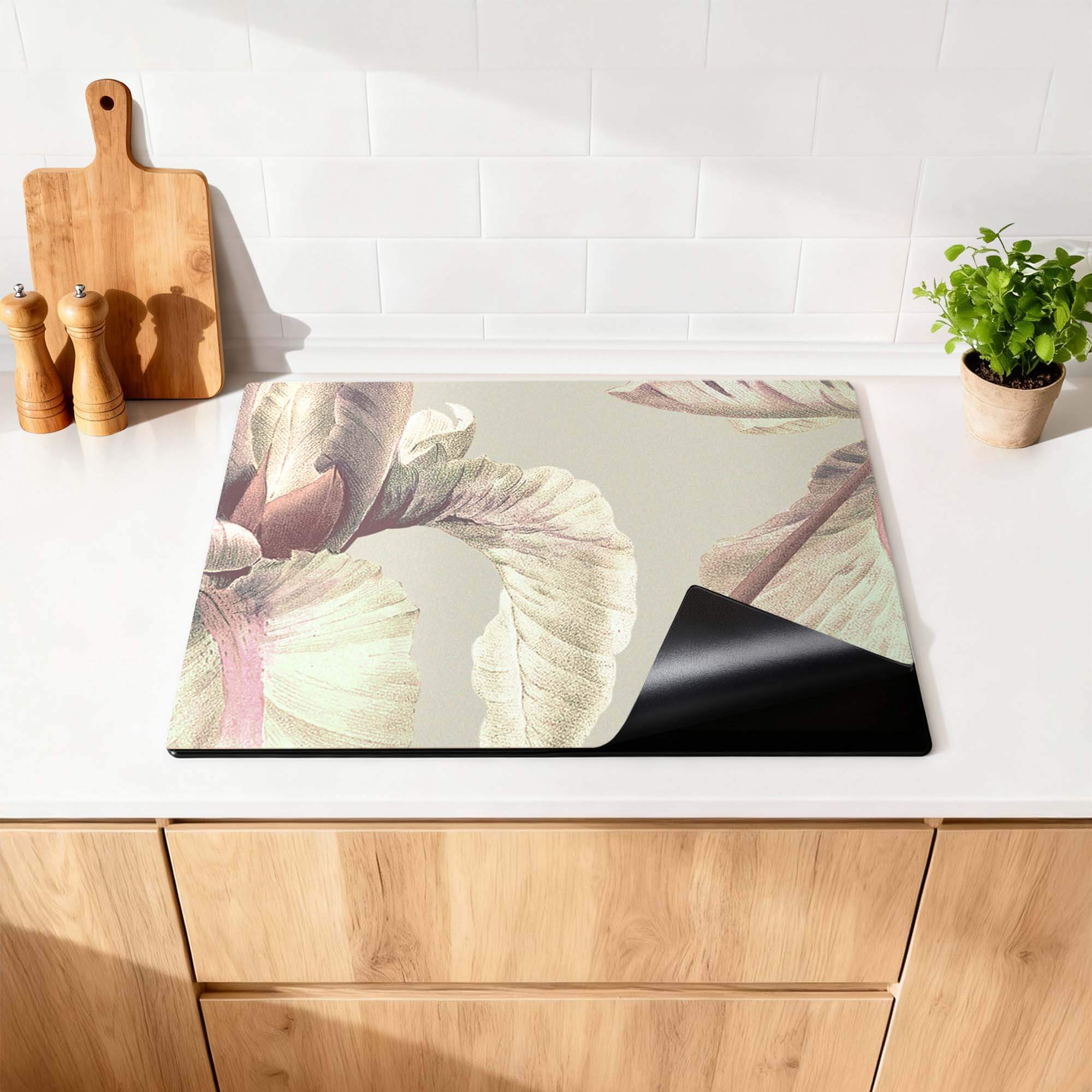 Blush Iris - Herdabdeckplatte mit elegantem Vintage-Design und raffinierten Pastellfarben auf der Küchenarbeitsplatte.