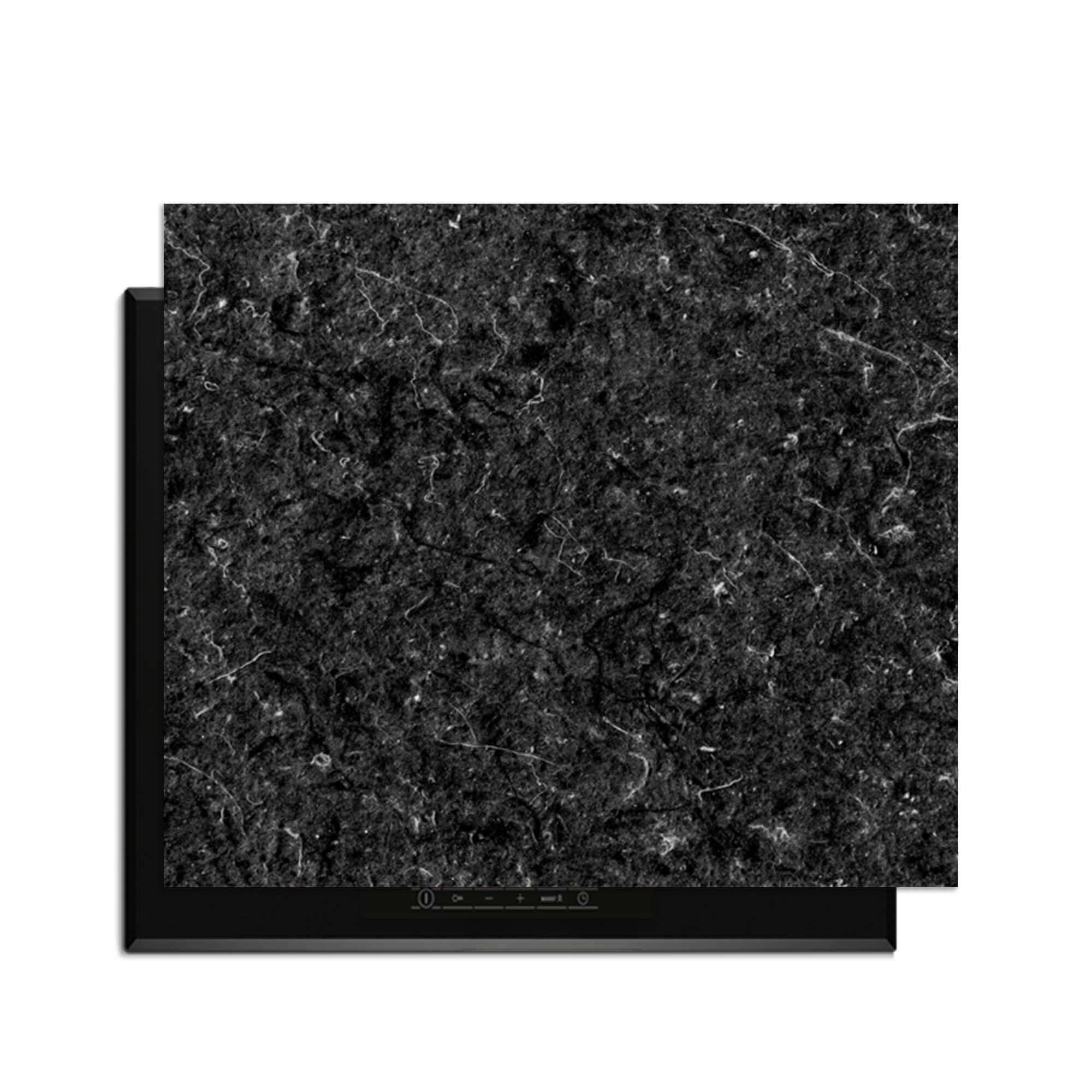 Nero Marble - Herdabdeckplatte mit luxuriösem schwarzem Marmormuster auf dem Kochfeld.