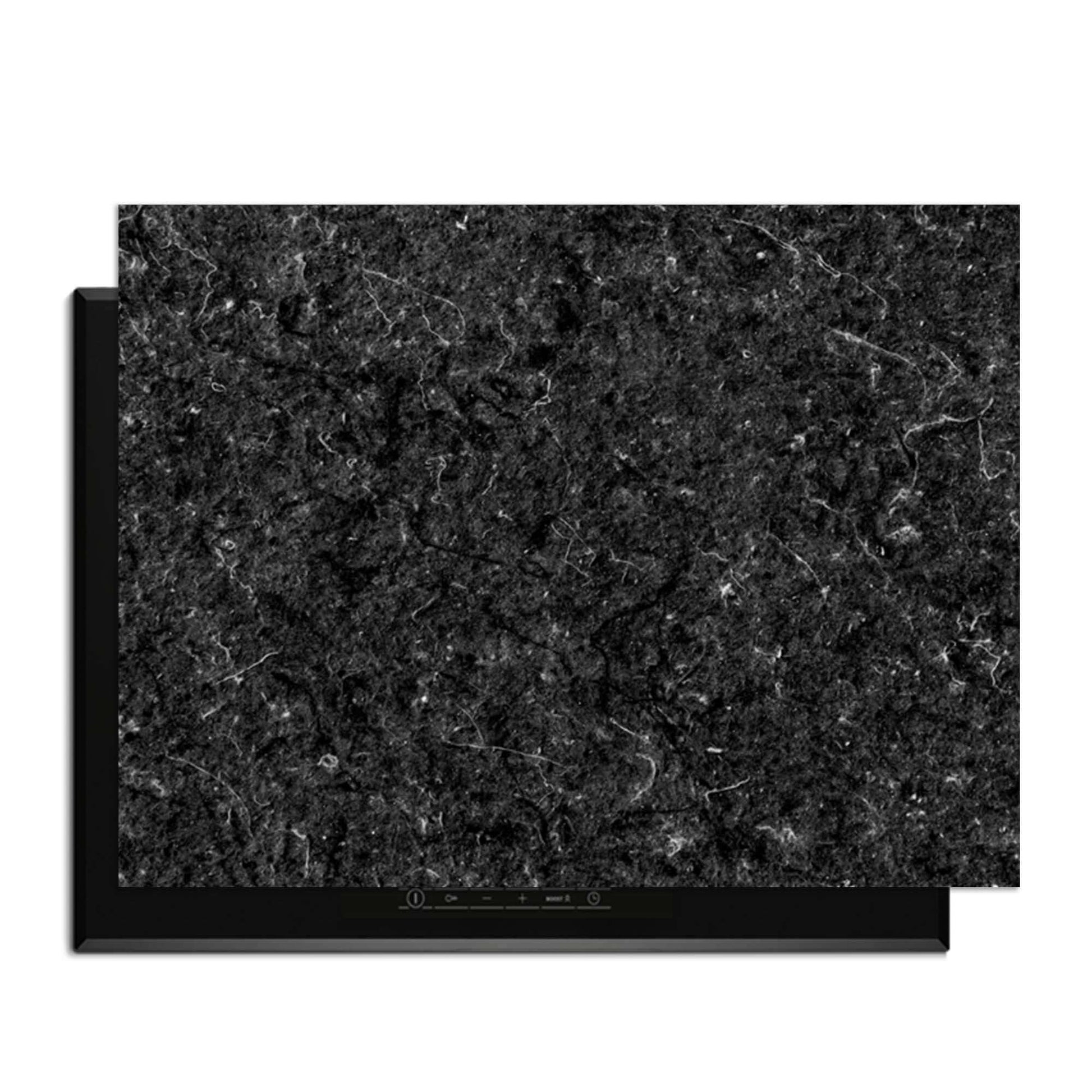 Nero Marmor - Herdabdeckplatte auf einem Kochfeld, luxuriöses und schützendes Design gegen Kratzer.