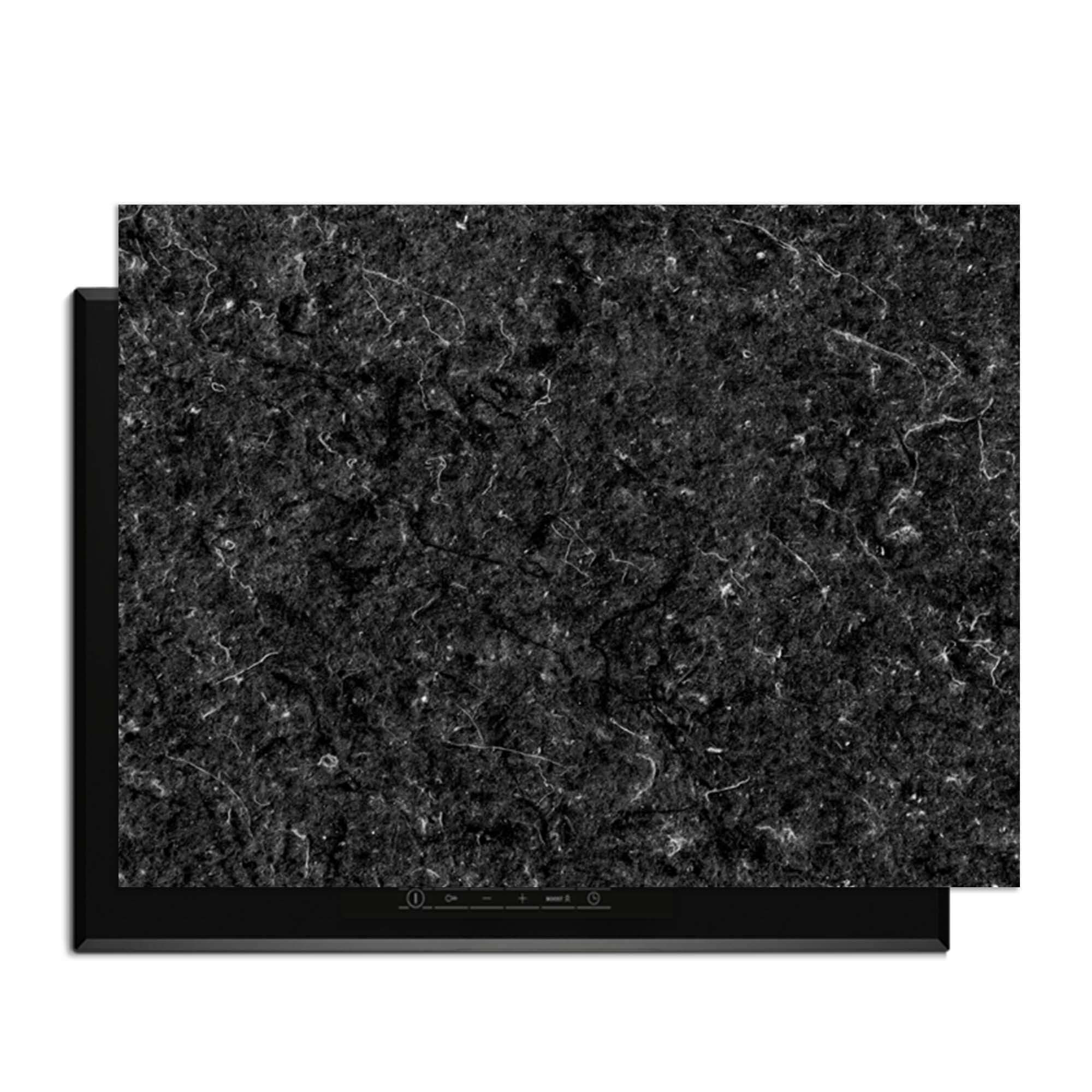 Nero Marmor - Herdabdeckplatte auf einem Kochfeld, luxuriöses und schützendes Design gegen Kratzer.