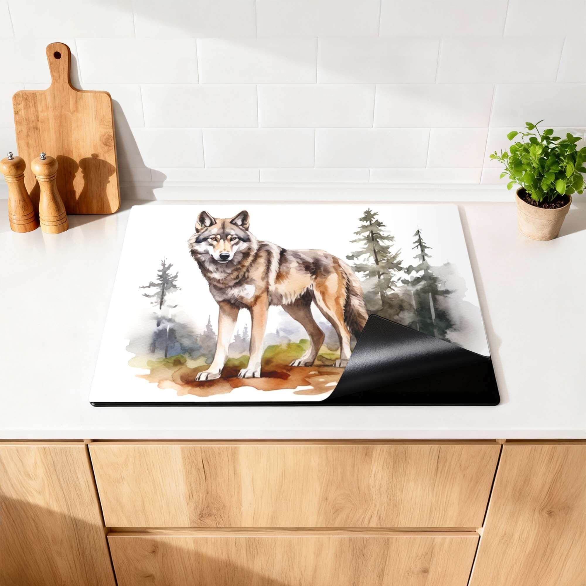 Wild Wolf - Herdabdeckplatte auf einer Küchenplatte mit einem Wolf und Bäumen.