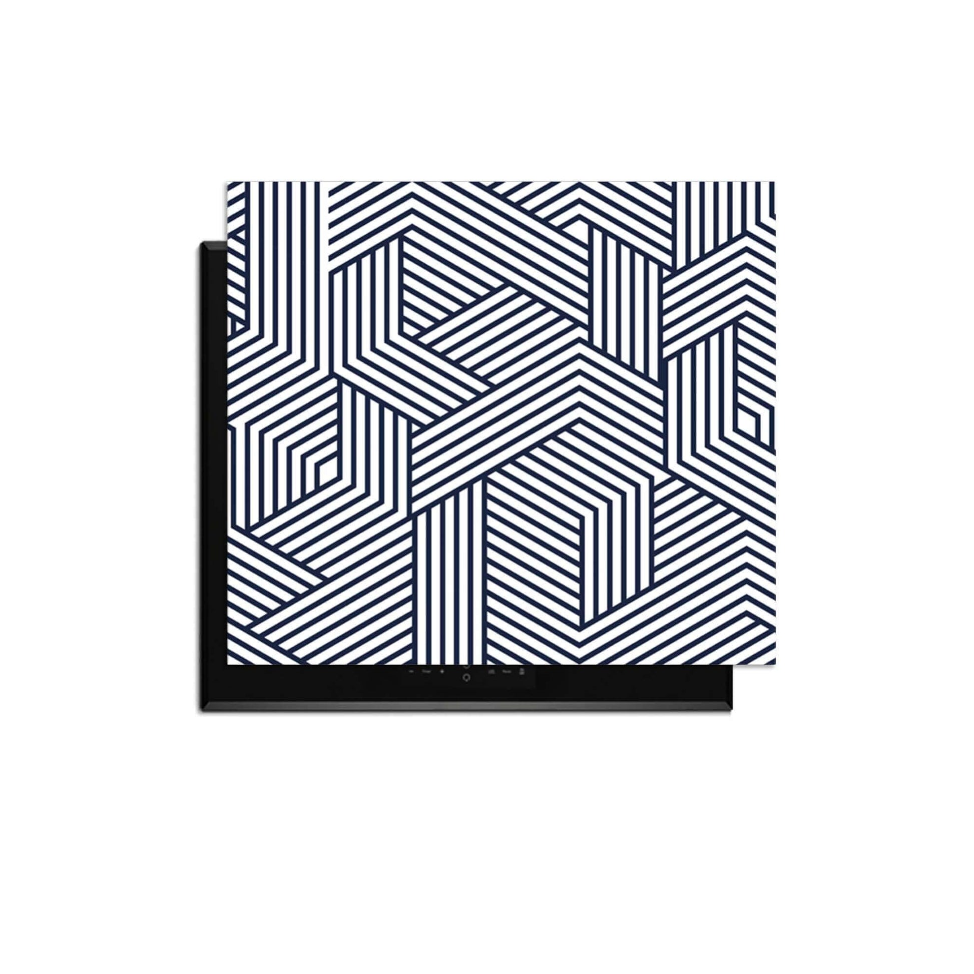 Linear Labyrinth - Herdabdeckplatte mit geometrischem schwarz-weißem Linienmuster für eine moderne Küche.