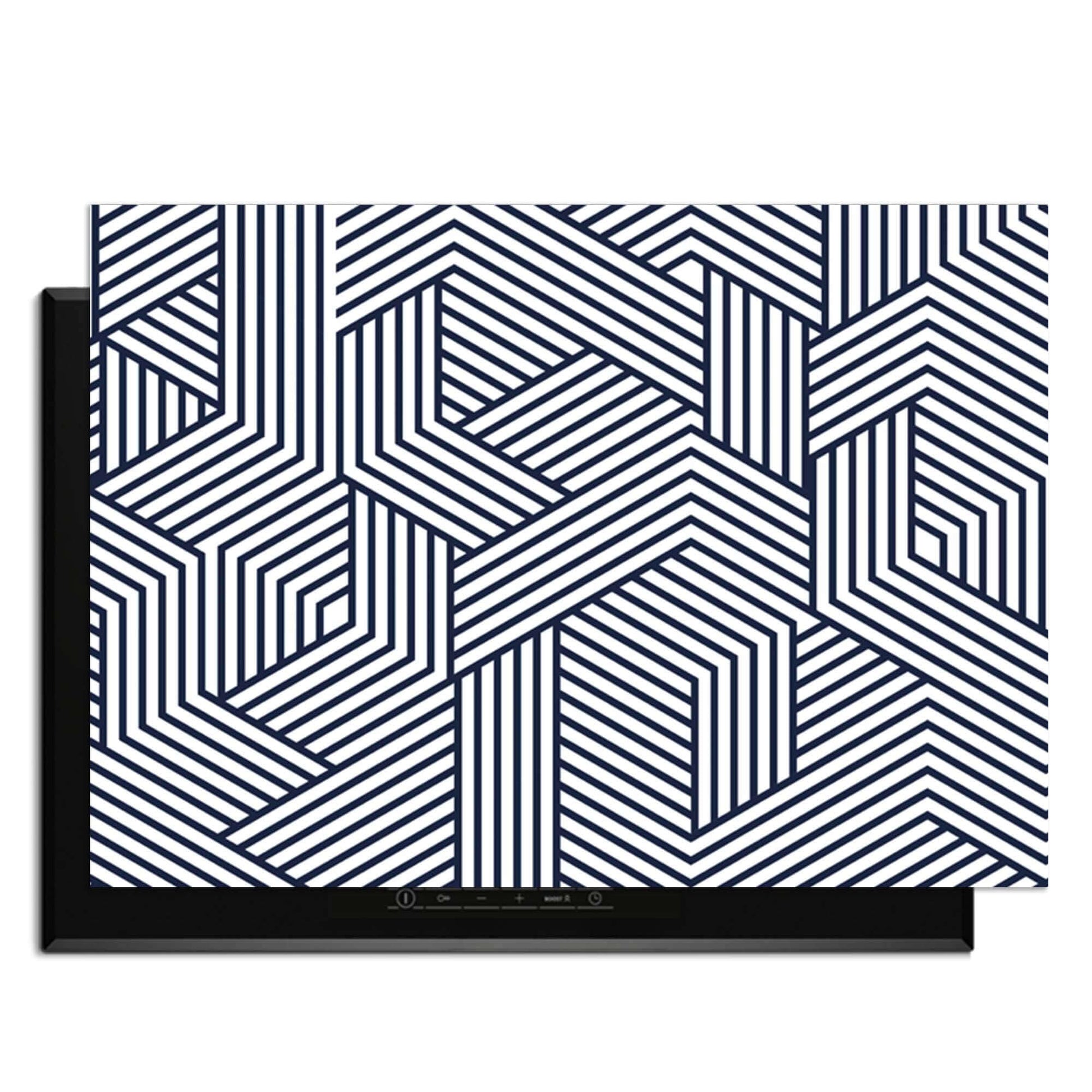 Linear Labyrinth - Herdabdeckplatte mit geometrischem schwarz-weißem Muster für eine moderne Küche.