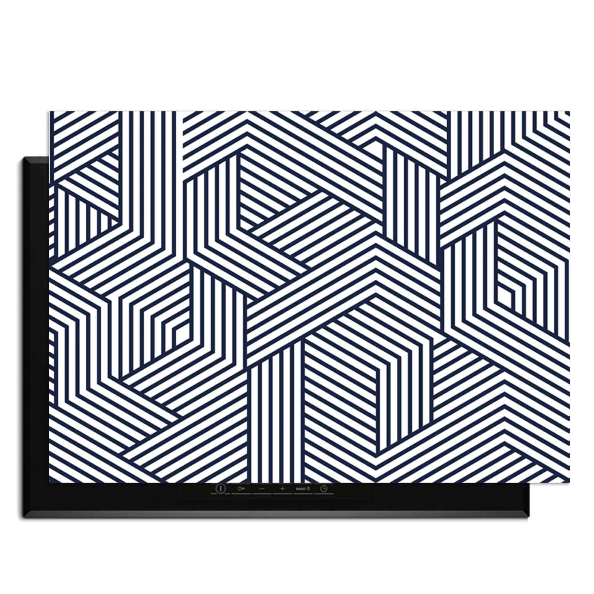 Linear Labyrinth - Herdabdeckplatte mit geometrischem schwarz-weißem Muster für eine moderne Küche.
