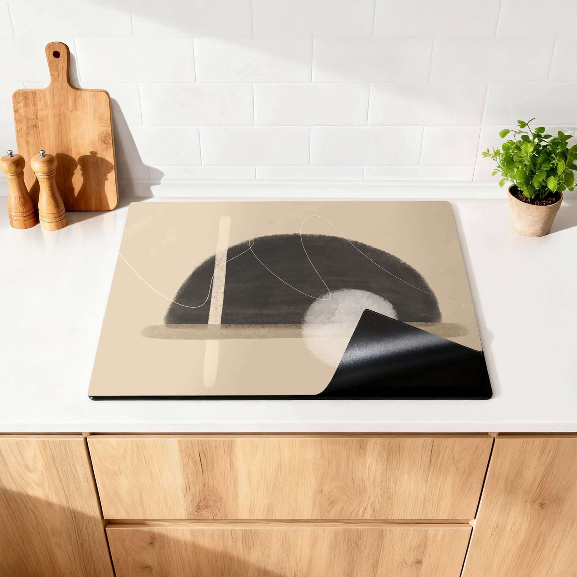 Sand Dusk - Japandi Herdabdeckplatte mit minimalistischem sandfarbenem Design auf einer Küchenoberfläche.