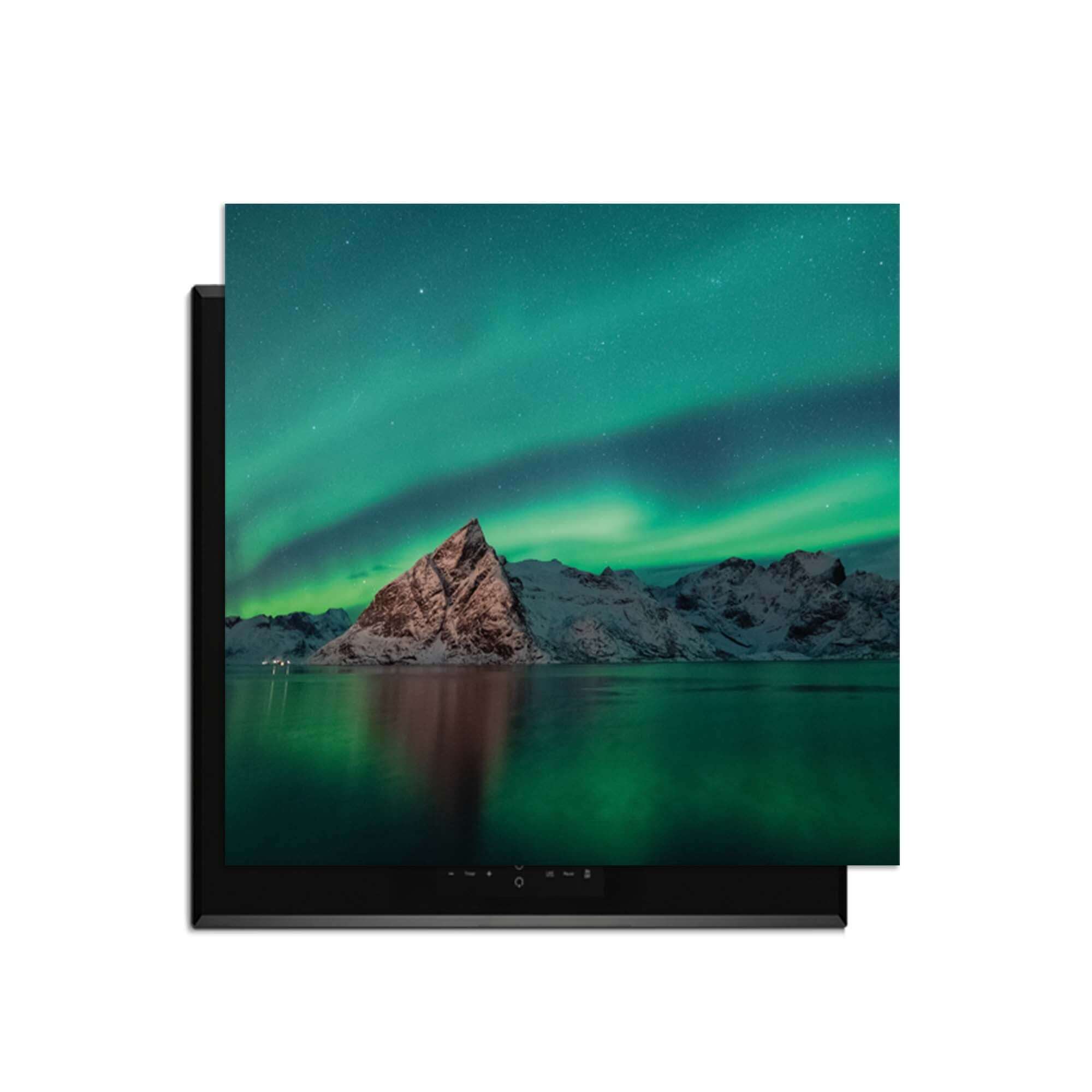 Arctic Aurora - Herdabdeckplatte mit einem wunderschönen Nordlicht über verschneiten Bergen.
