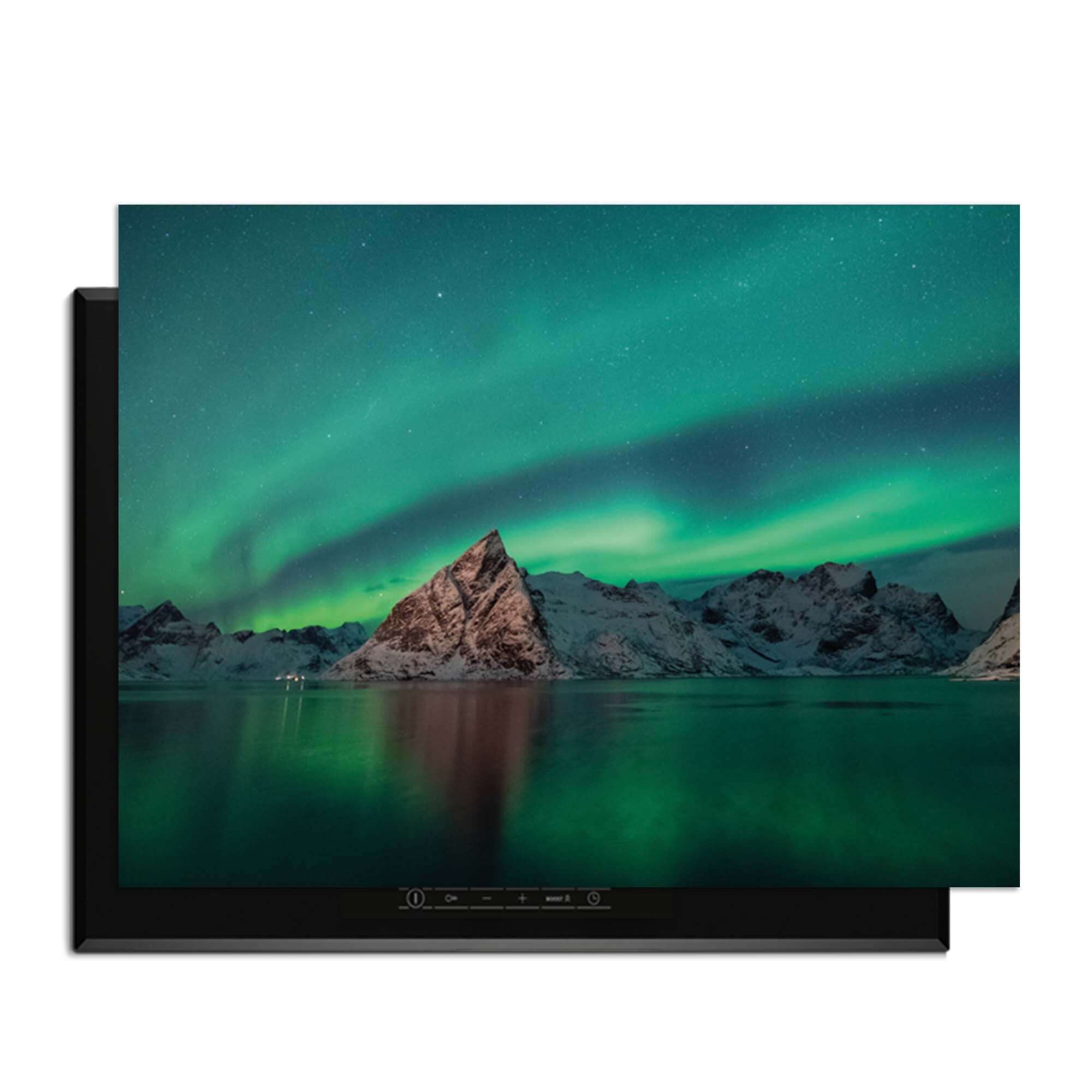 Arctic Aurora - Herdabdeckplatte mit magischem Aurora-Hintergrund in einer Küchenumgebung.