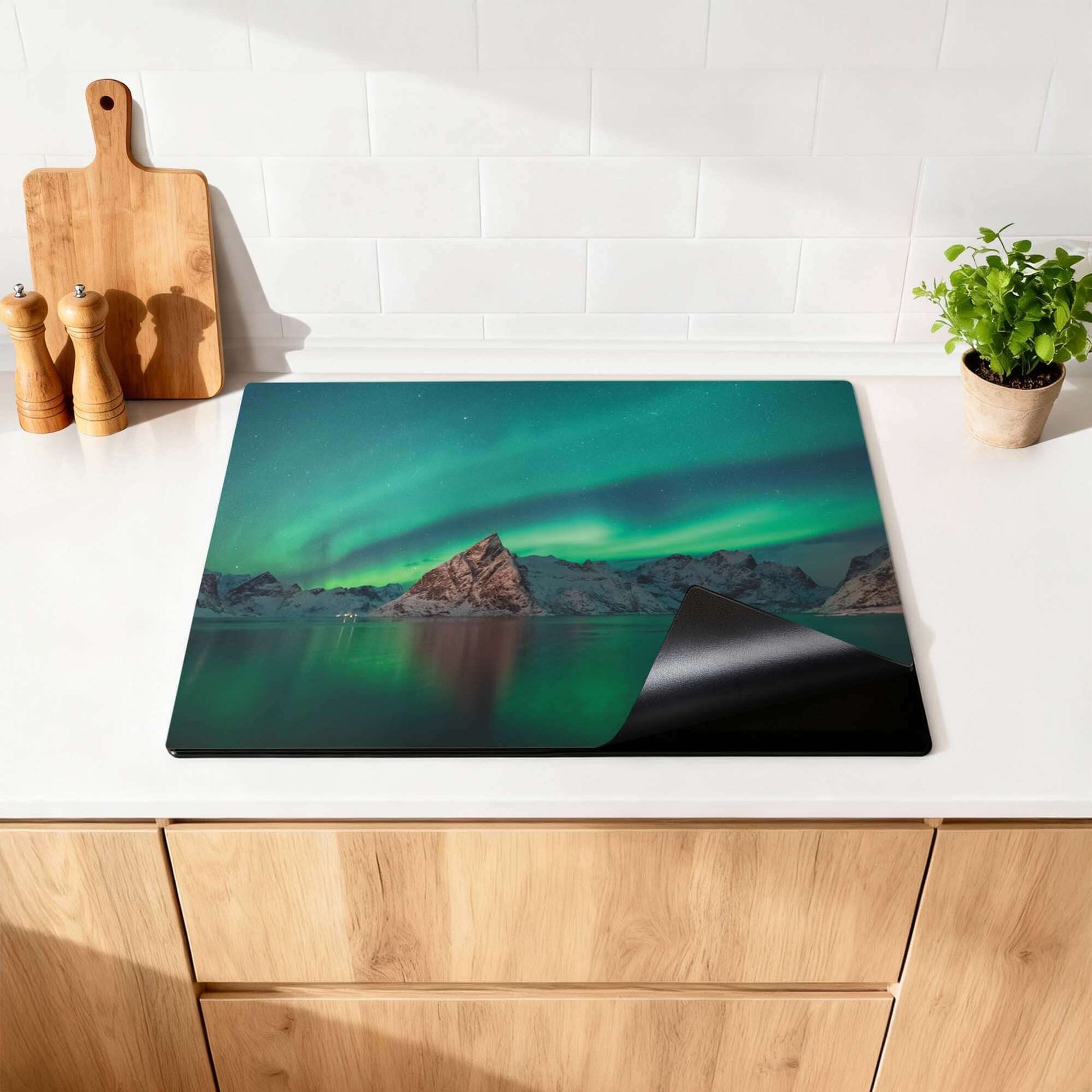 Arctic Aurora - Herdabdeckplatte mit einem bezaubernden Nordlichtdesign auf einer Küchenarbeitsplatte.