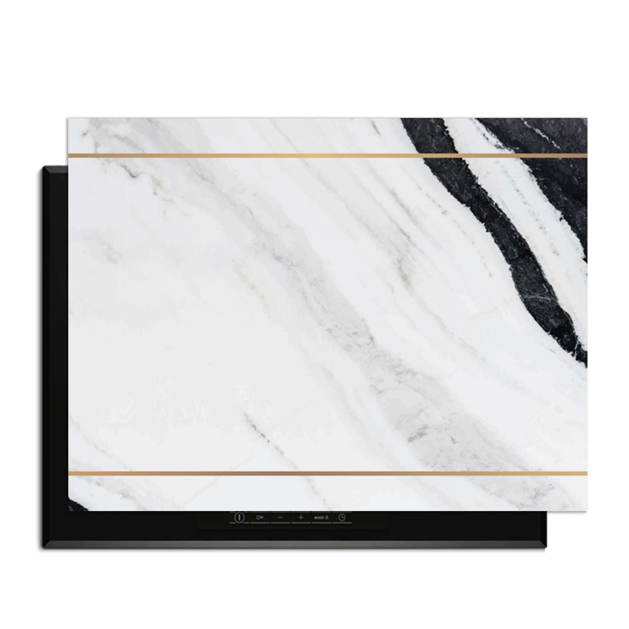Marble Modern - Herdabdeckplatte auf dem Induktionskochfeld mit Marmordesign und goldenen Akzenten.