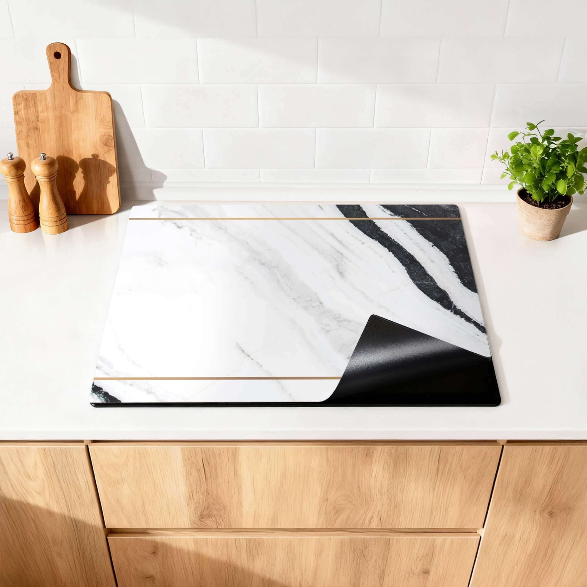 Marble Modern - Herdabdeckplatte auf einer modernen Küchenarbeitsplatte mit Marmordesign und goldenen Akzenten.