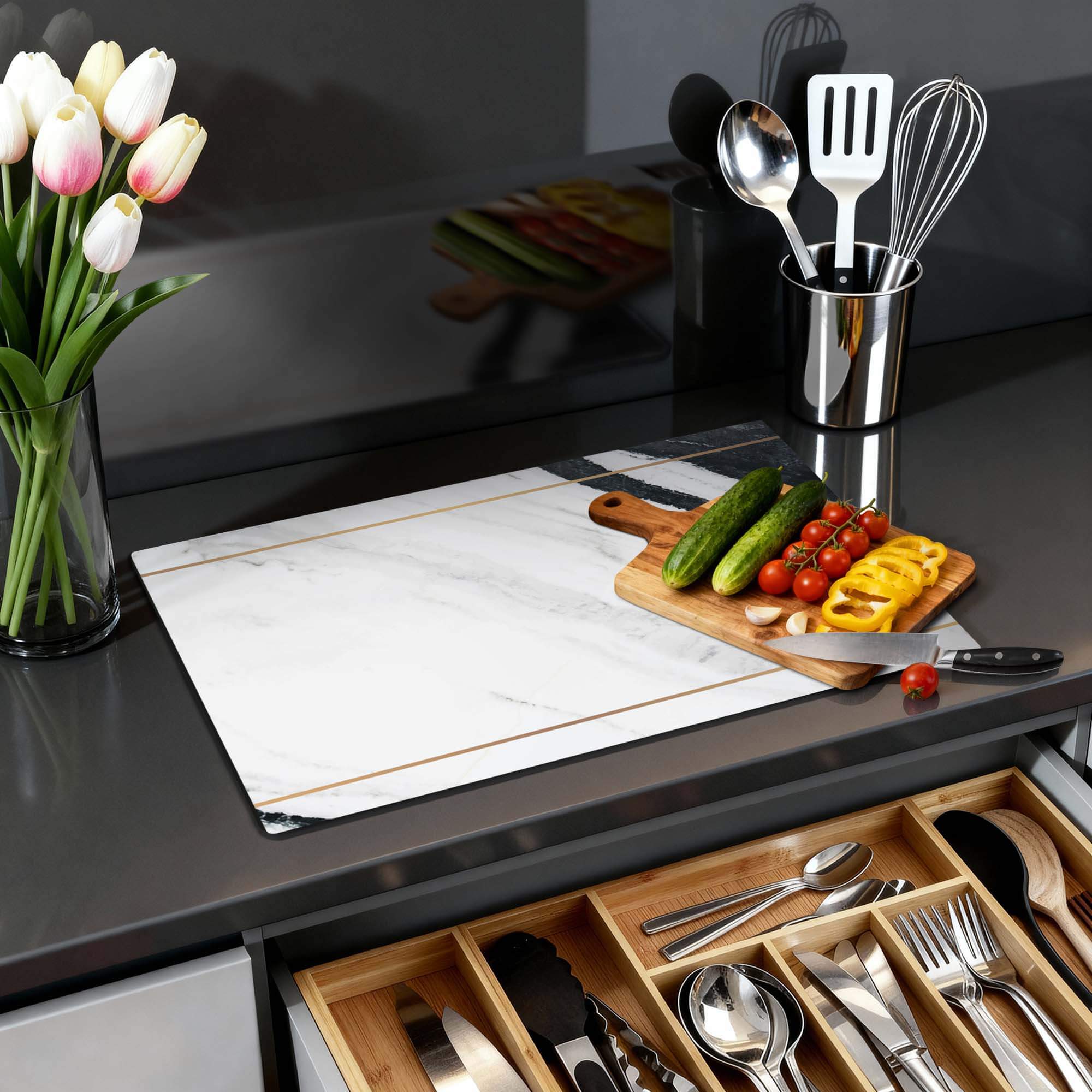 Marble Modern - Herdabdeckplatte auf einer modernen Küchenarbeitsplatte mit Gemüse und Blumen.