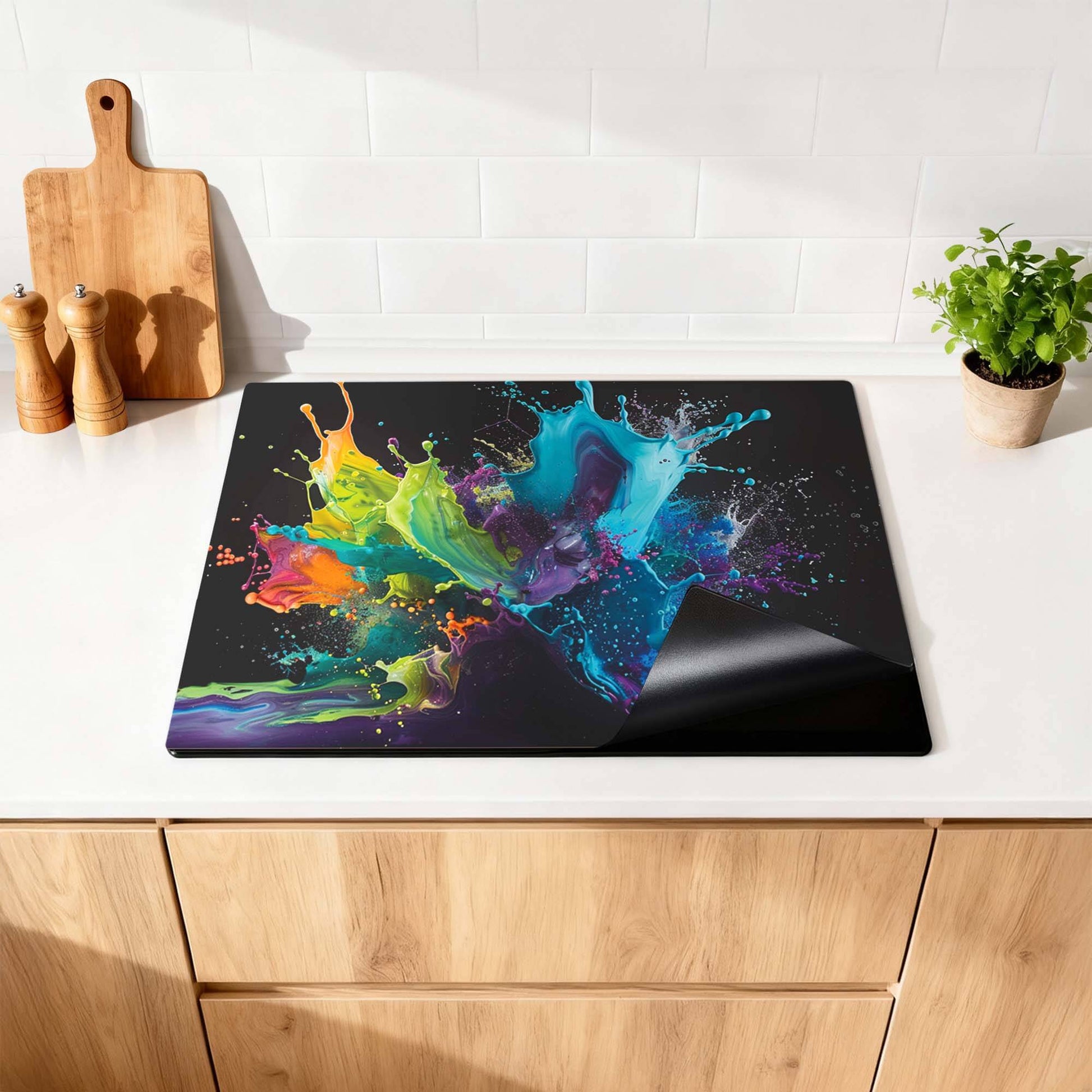 Splash Spectrum - Herdabdeckplatte mit einer Farbexplosion auf einer modernen Küchenabdeckplatte.