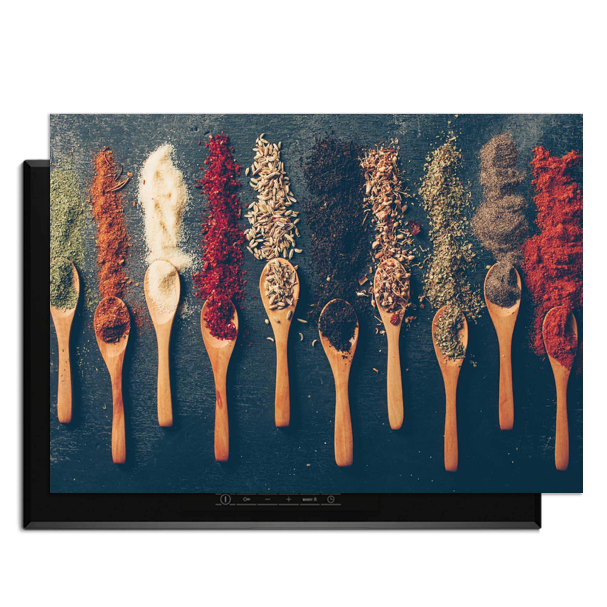 Gewürzpalette - Herdabdeckplatte mit verschiedenen Gewürzen auf Holzlöffeln für eine bunte Küche.