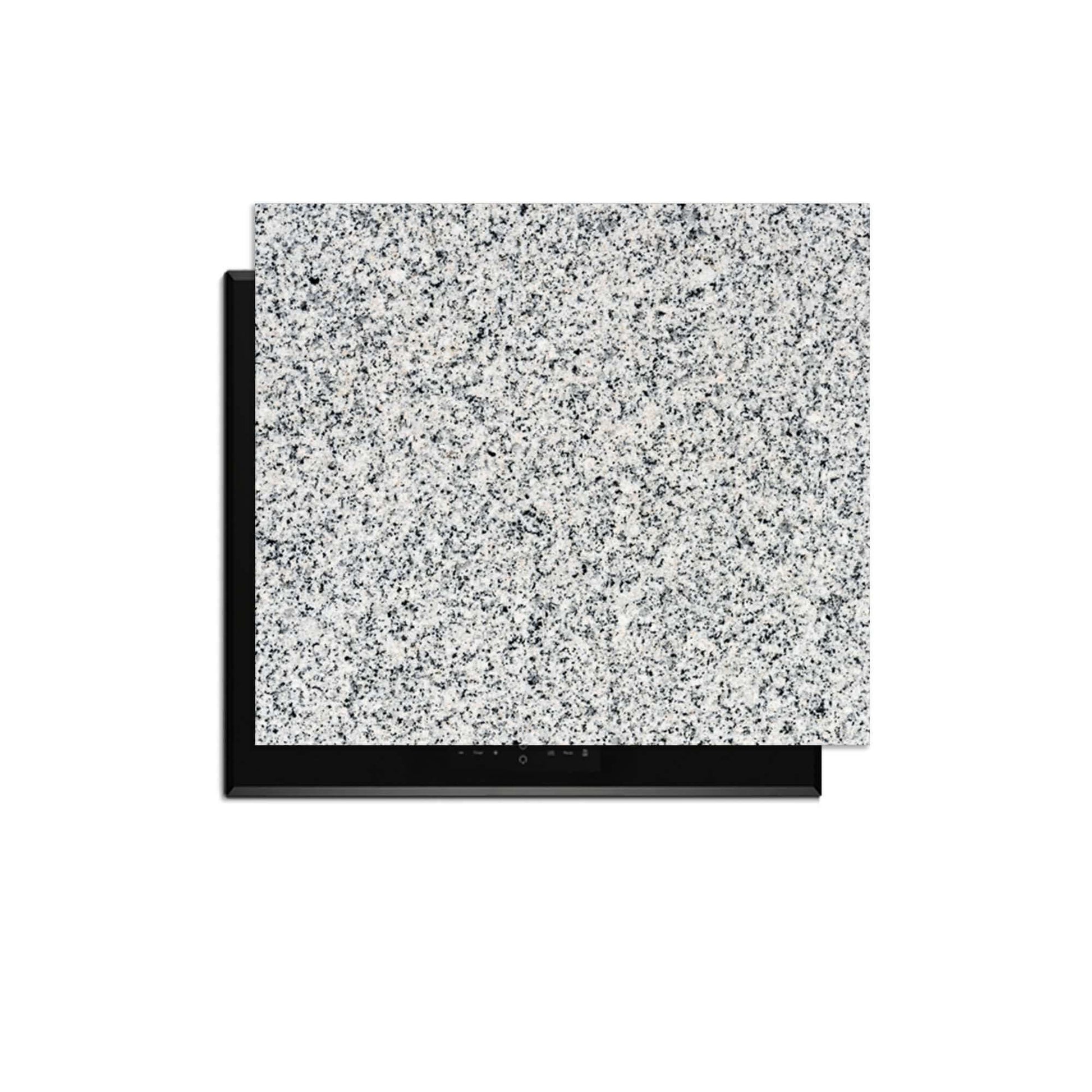 Nordic Mist - Herdabdeckplatte mit grauem Granitmuster auf einem schwarzen Induktionskochfeld.