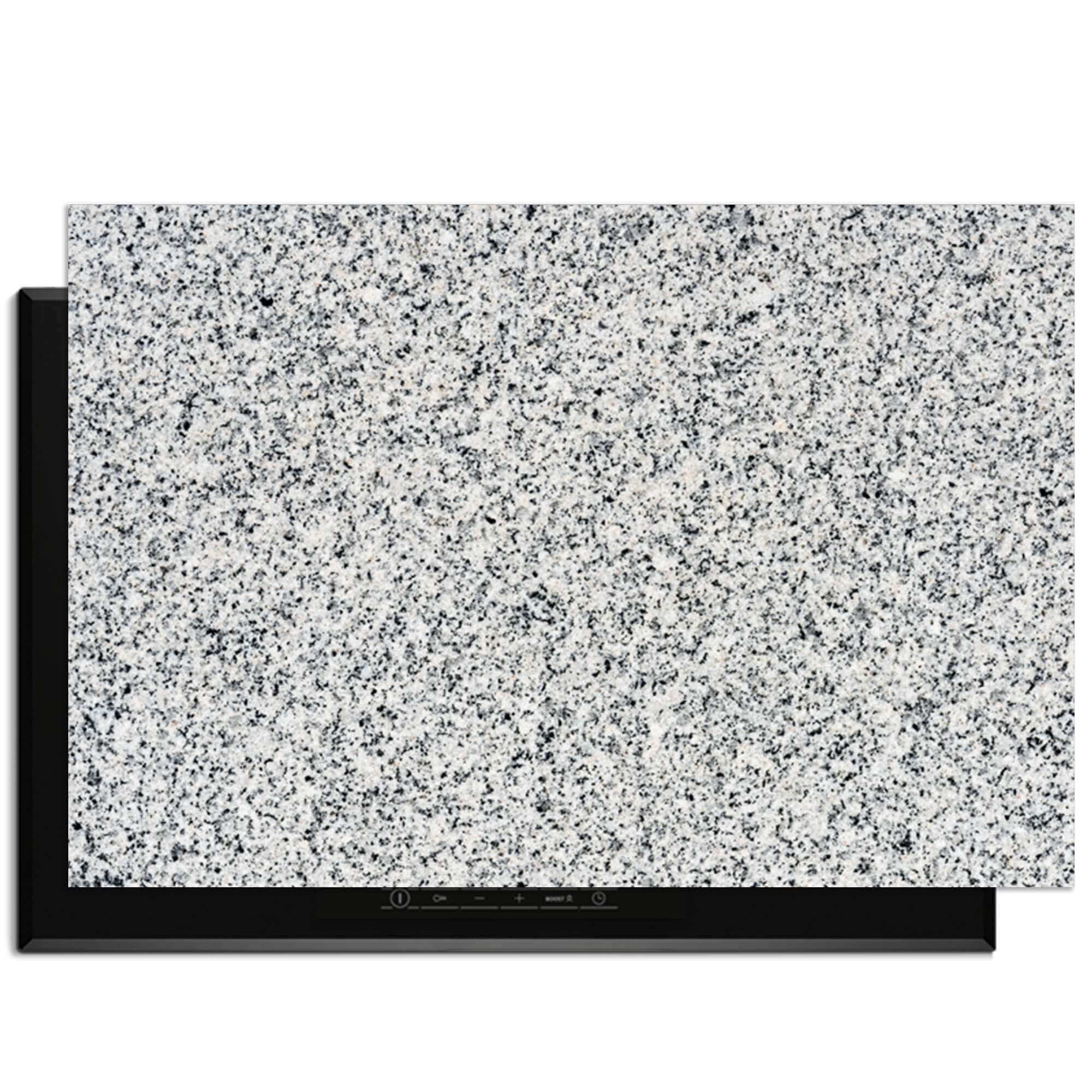 Nordic Mist - Herdabdeckplatte mit einem dezenten Granitmuster in sanften Grautönen auf einem Kochfeld.