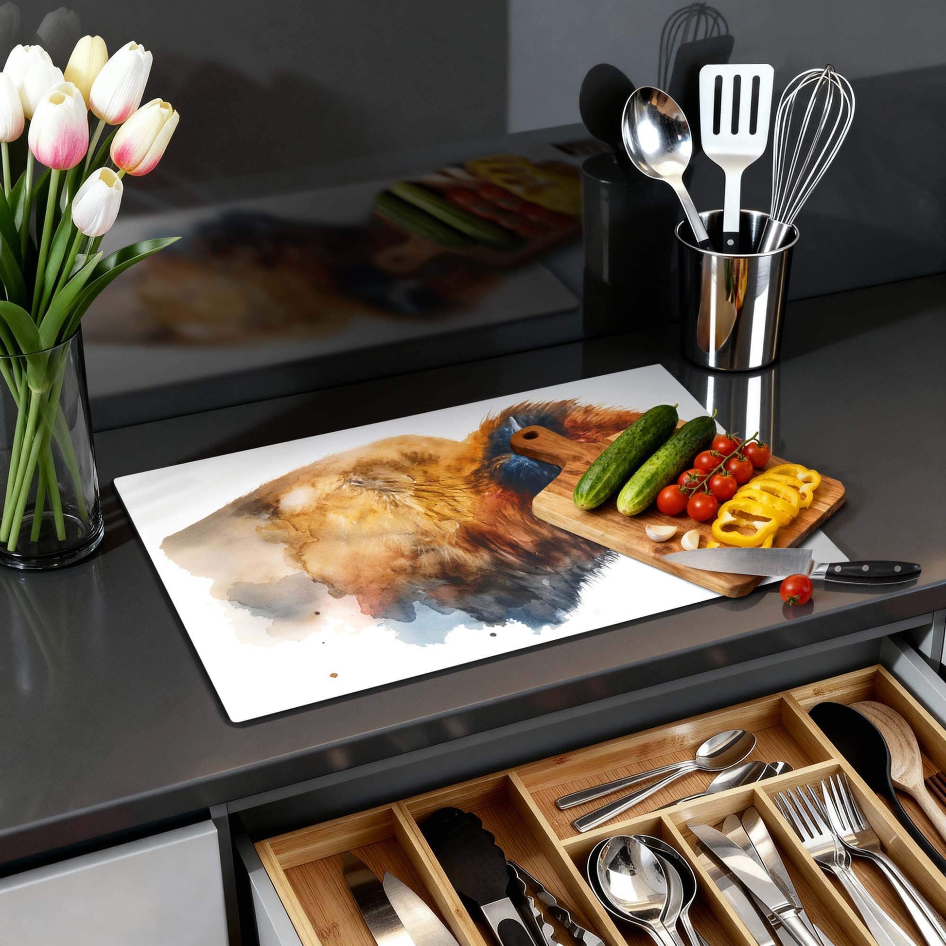 Majestic Bison - Herdabdeckplatte mit frischem Gemüse auf einer modernen Küchenarbeitsplatte.