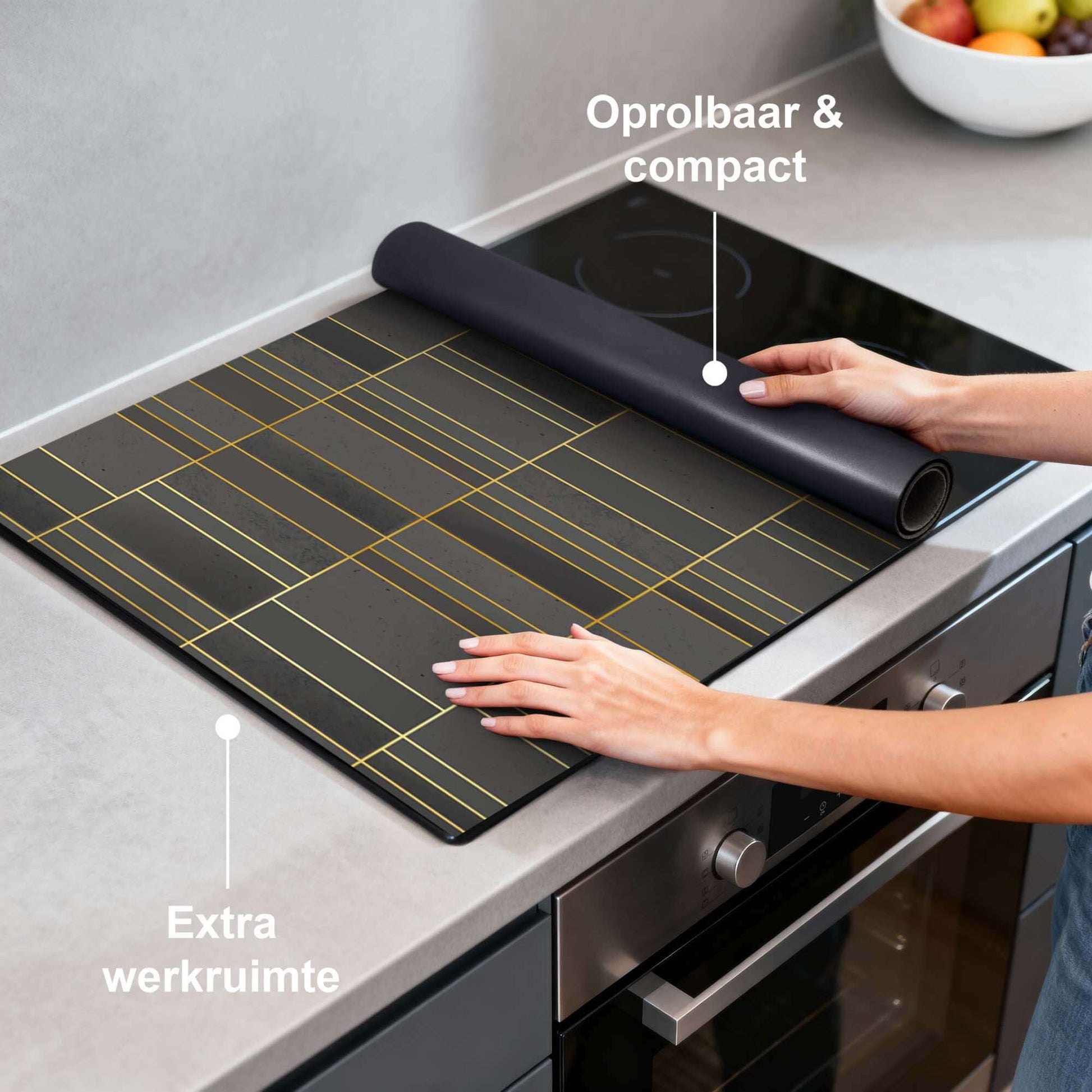 Midnight Grid - Herdabdeckplatte auf einem Kochfeld, modernes Design mit geometrischen Mustern und goldenen Akzenten.